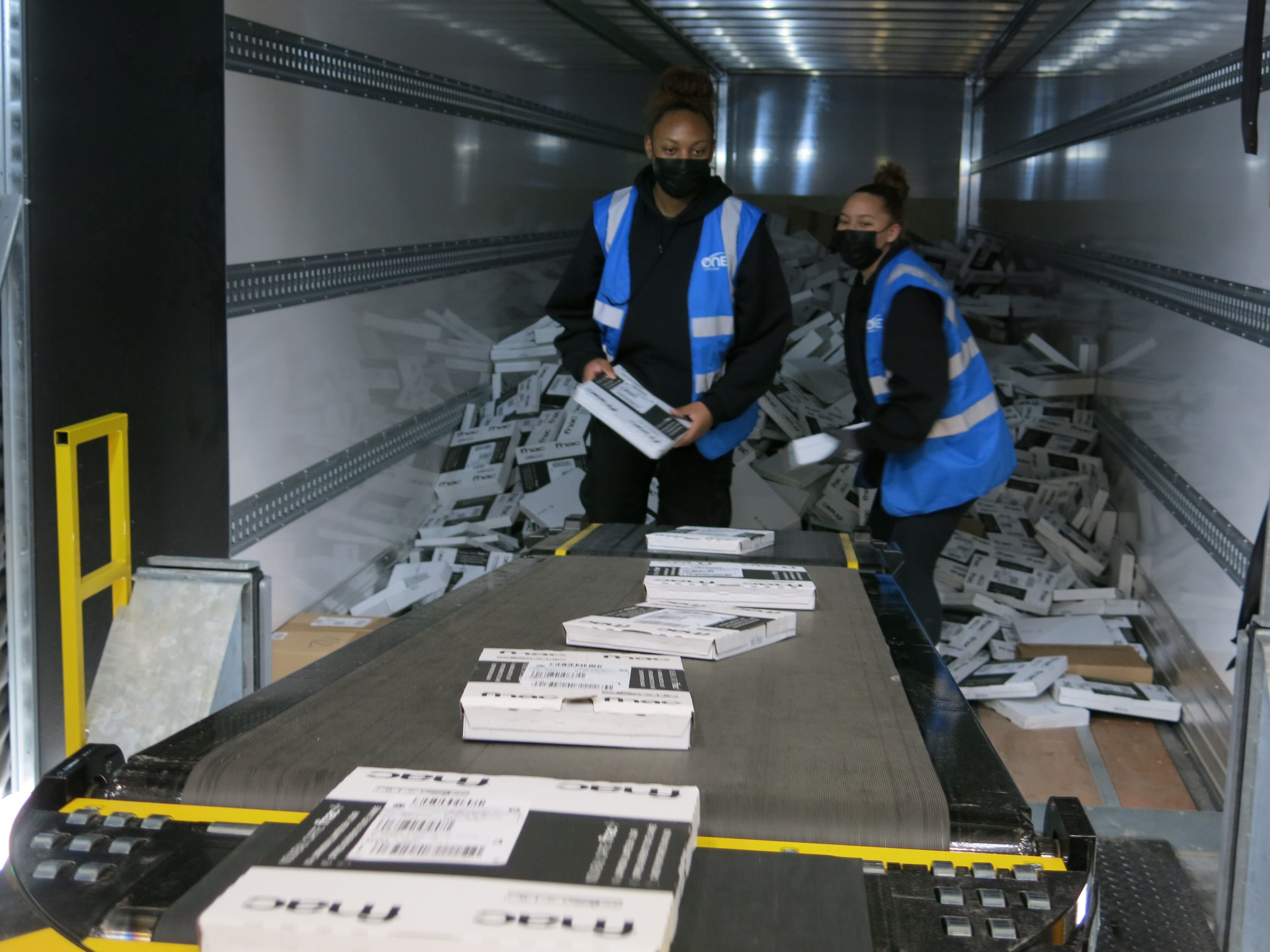 Plateforme Colis De Montereau Sur Le Jard Seine-et-Marne : au cœur de la plus grande plateforme Colissimo de France,  navire amiral de La Poste - Le Parisien