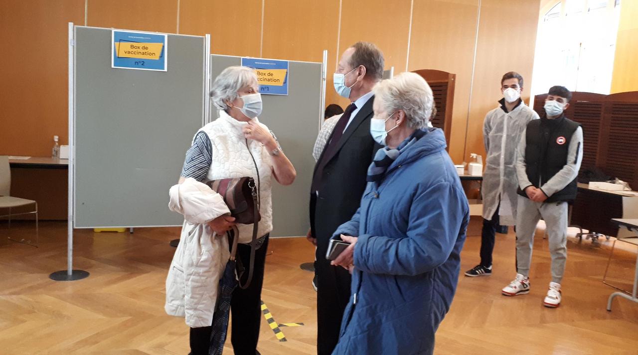 Vaccination Contre Le Covid A Paris Dans Le 15e Tous Les Rendez Vous Sont Pris D Assaut Le Parisien