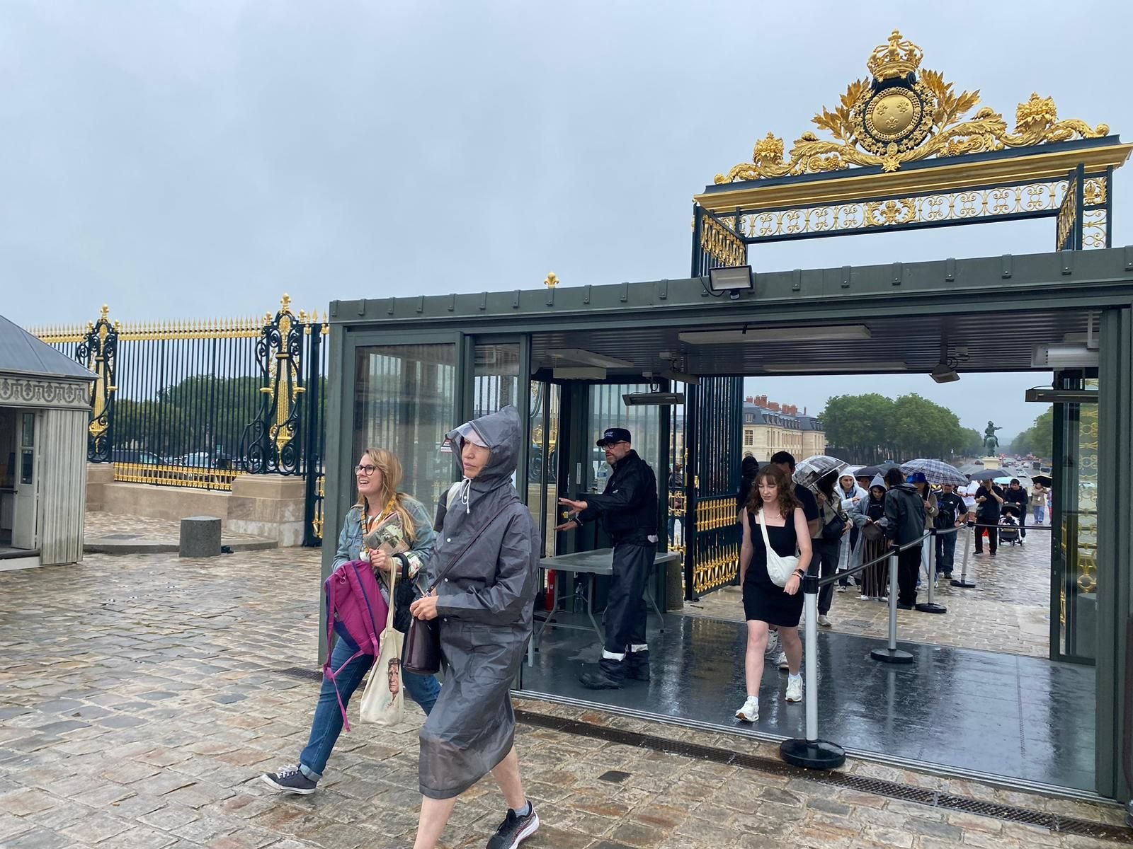 Versailles, samedi 27 juillet. Certains spectateurs munis d'un billet pour l'épreuve de dressage se sont présentés par erreur devant les grilles principales du château de Versailles, où entrent les visiteurs lambda. LP/Arthur Guillamo