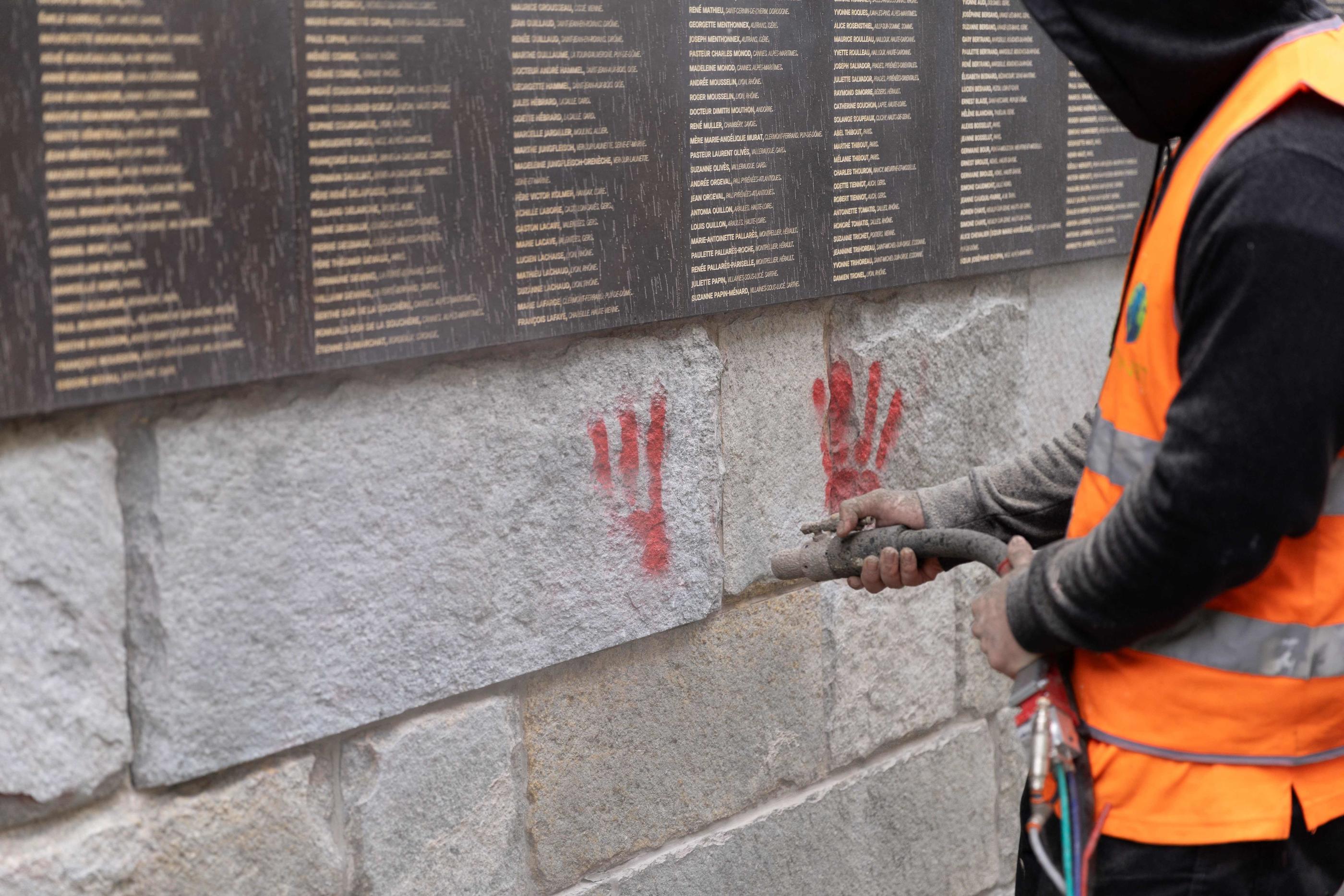 Paris. Une enquête a été ouverte pour dégradations aggravées après que des mains rouges ont été taguées sur le Mur des Justes, à l’extérieur du Mémorial de la Shoah, a annoncé le parquet ce mercredi. AFP/ Antonin Utz