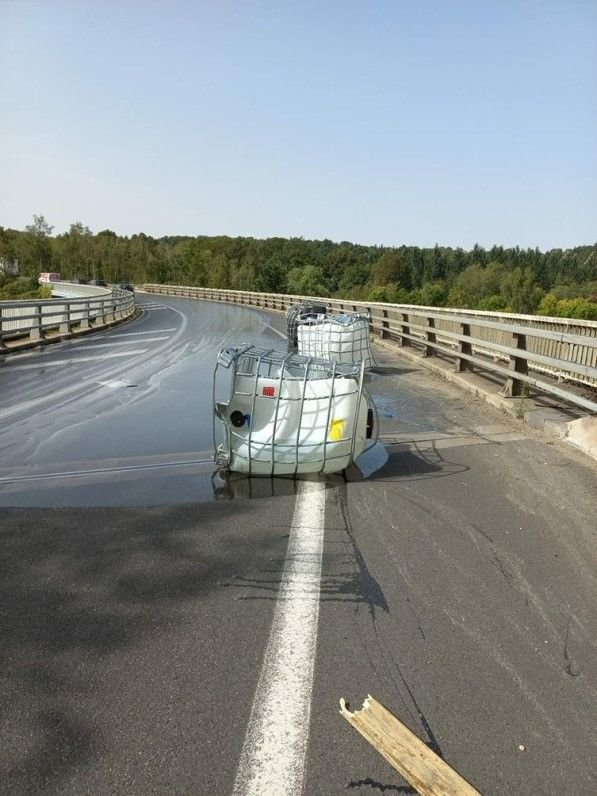 Marcoussis, mardi 5 septembre 2023. Un camion transportant des produits chimiques a perdu son chargement sur la bretelle d'accès entre la N104 et l'autoroute A10. X / Autoroute 10