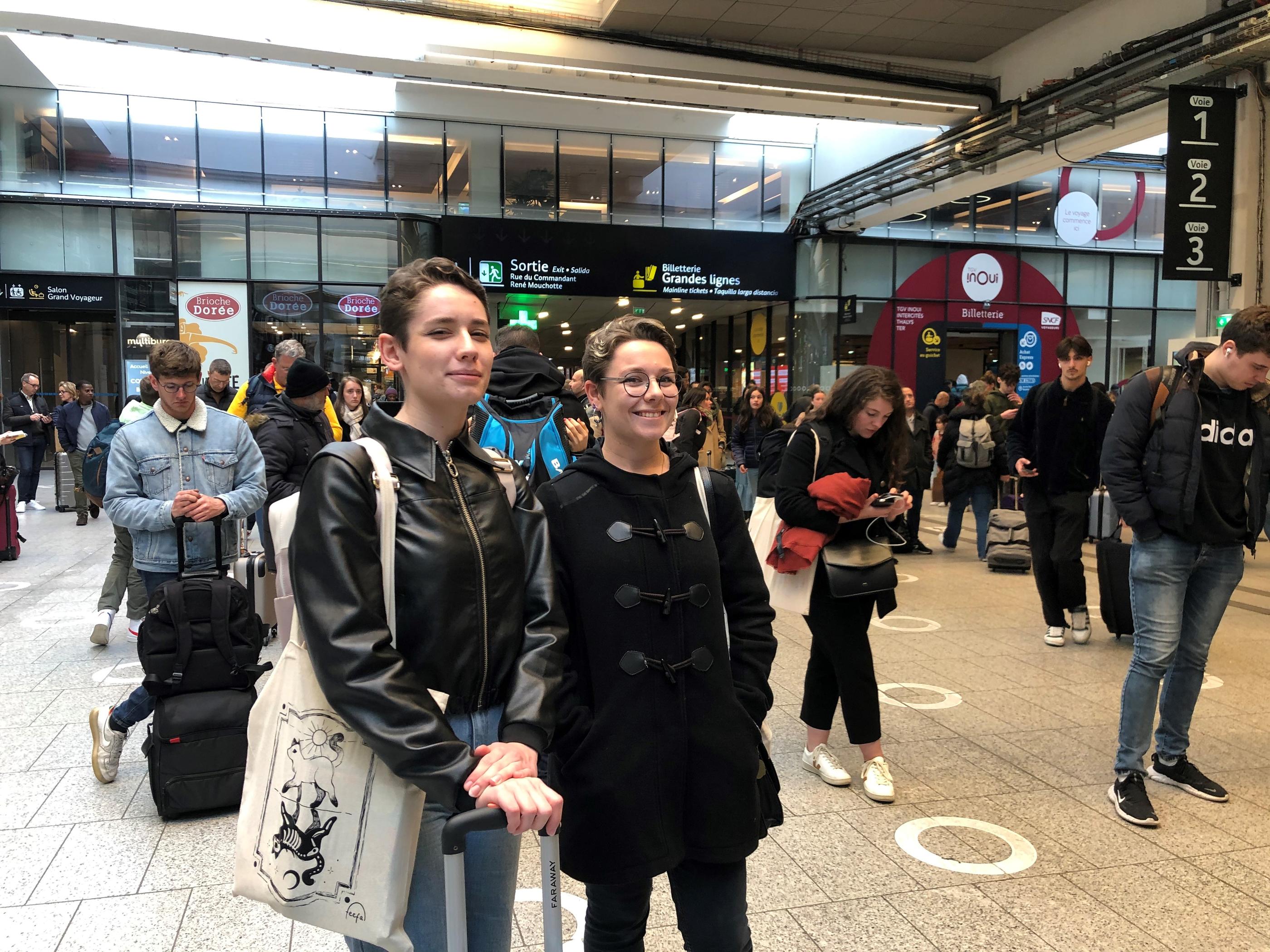 Nolwenn, 23 ans (à gauche), croisée à la gare Montparnasse, préfère la tranquillité du train plutôt que les tracas de stationnement de la voiture. LP/Philippine Ramognio