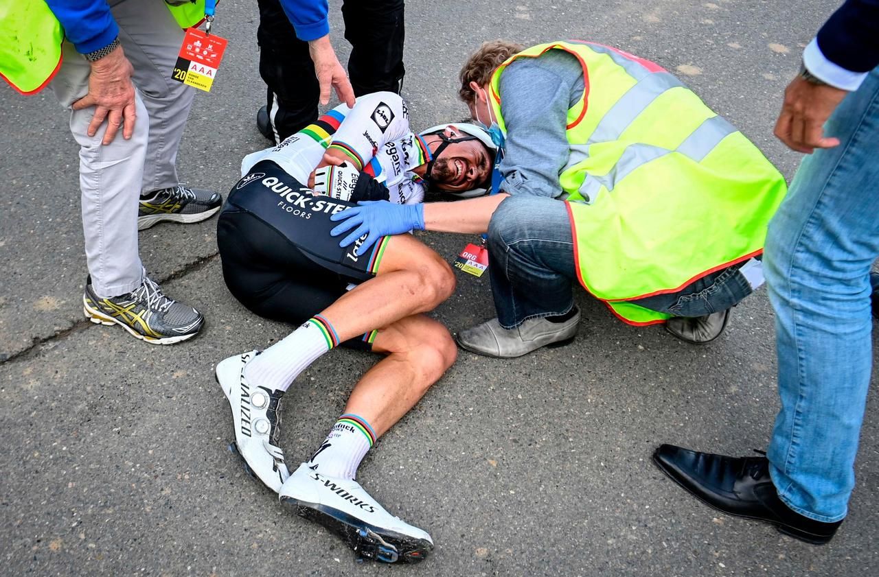 Tour des Flandres : Julian Alaphilippe percute une moto et se fracture la main