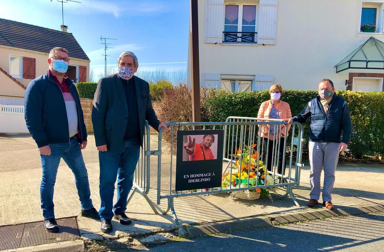 <b></b> Saint-Thibault-des-Vignes, mardi 23 mars 2021. Le maire Sinclair Vouriot (SE) (deuxième à gauche) a déposé une gerbe de fleurs et une photo sur le lieu où Iderlindo a été mortellement poignardé vendredi dernier.