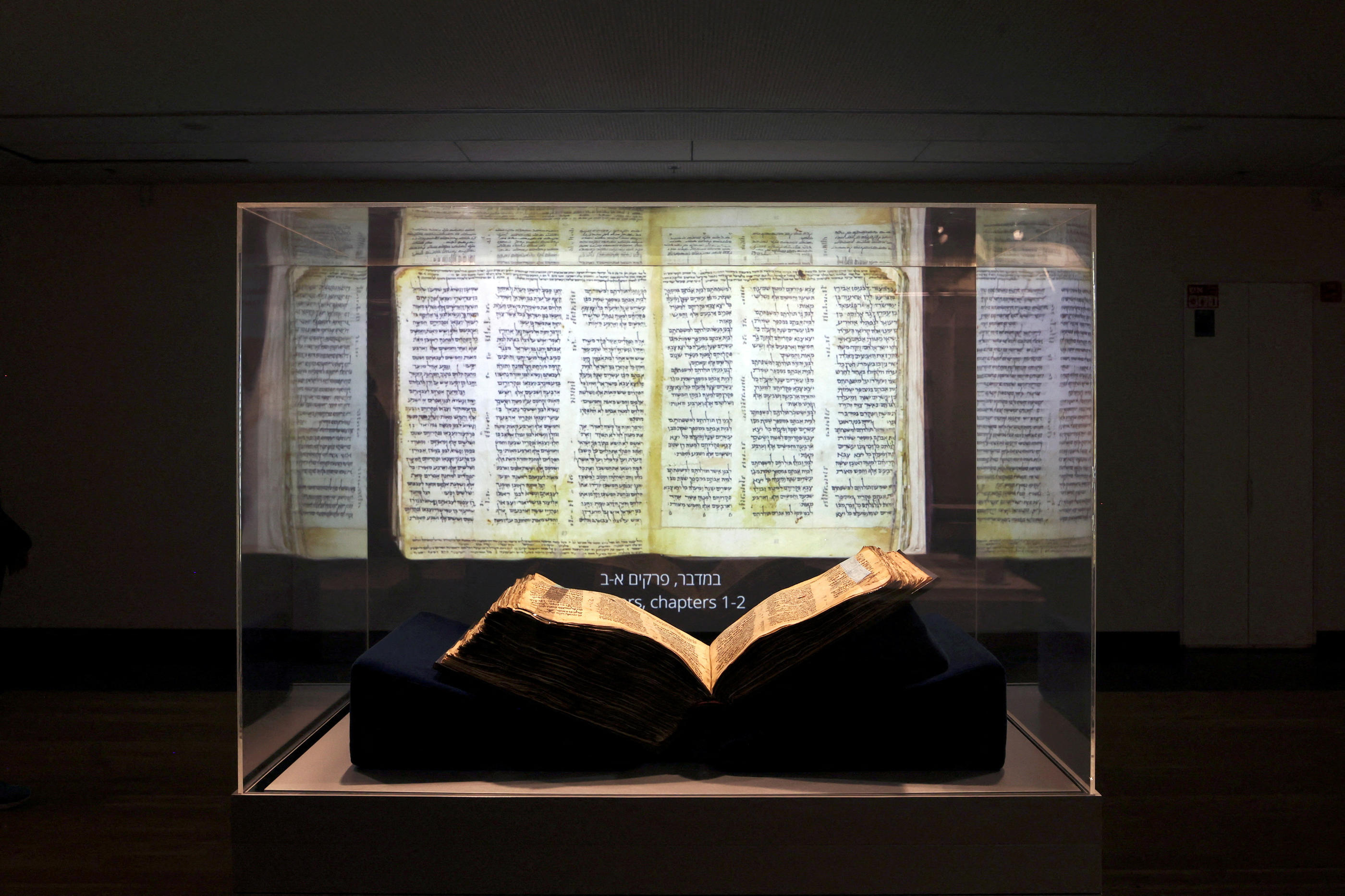 Le Codex Sassoon, la première et plus complète Bible hébraïque jamais découverte, ici lors de sa présentation au public à l'Université de Tel Aviv, en Israël, en mars dernier. REUTERS/Nir Elias
