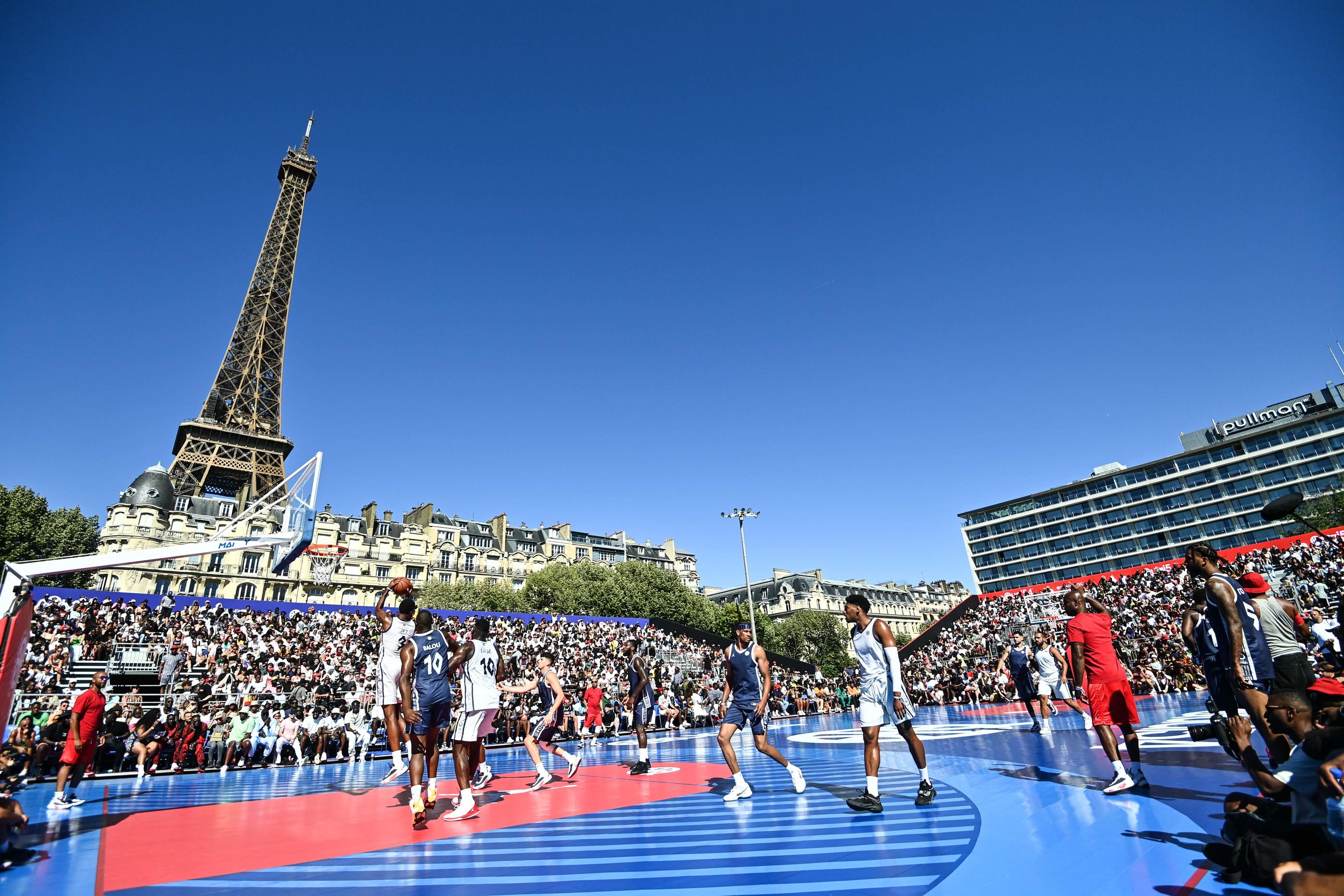 Paris, dimanche 10 juillet. Quai 54, c'est une mélange unique au monde : du basket, du hip-hop, et la Tour Eiffel, majestueuse, en fond d'écran. Icon Sport/Anthony Dibon