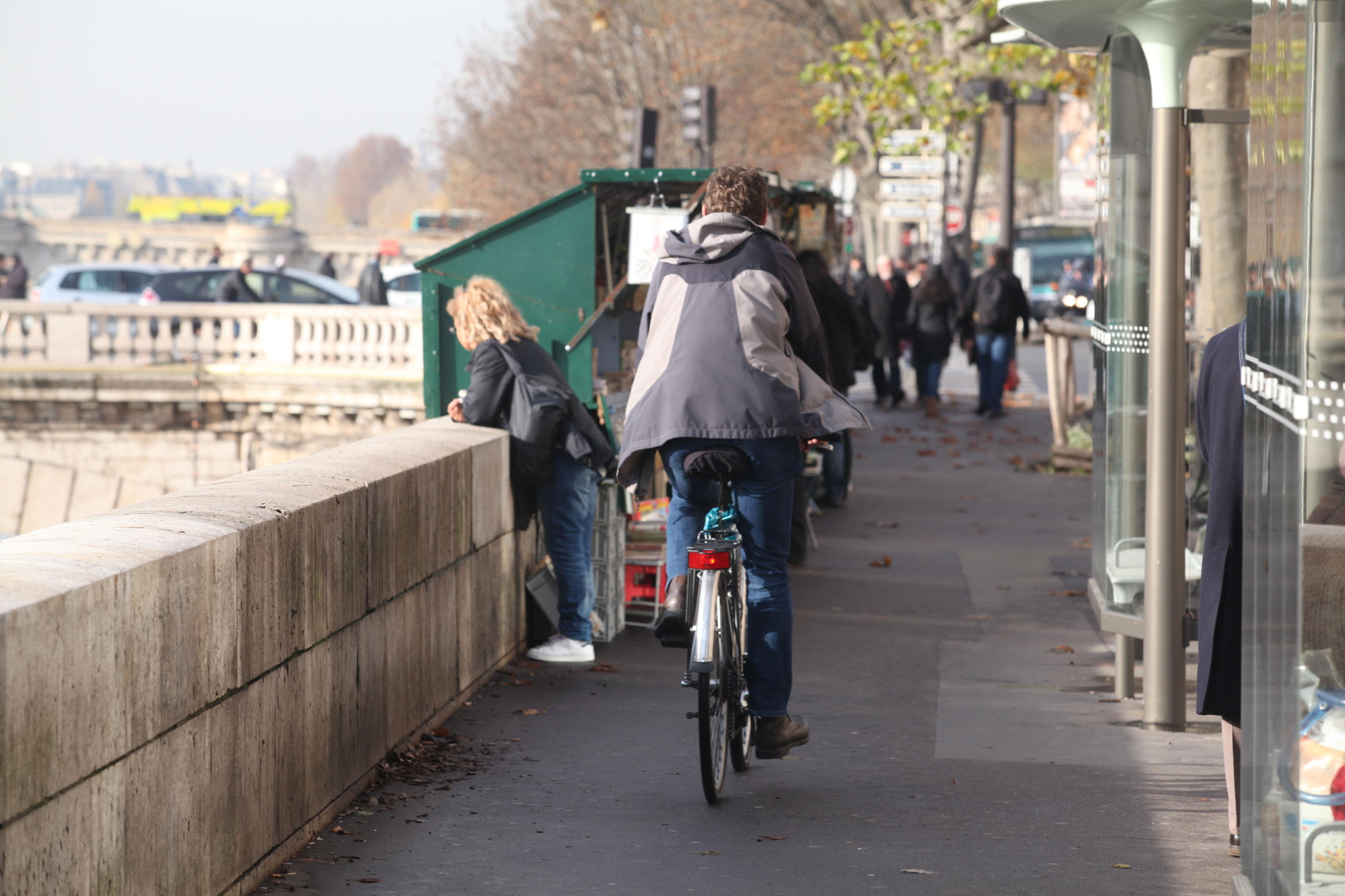 Les conducteurs de vélo et de trottinette risquent 135 euros d’amende s’ils se font surprendre en train de rouler sur un trottoir ou de griller un feu rouge. LP/OLIVIER BOITET