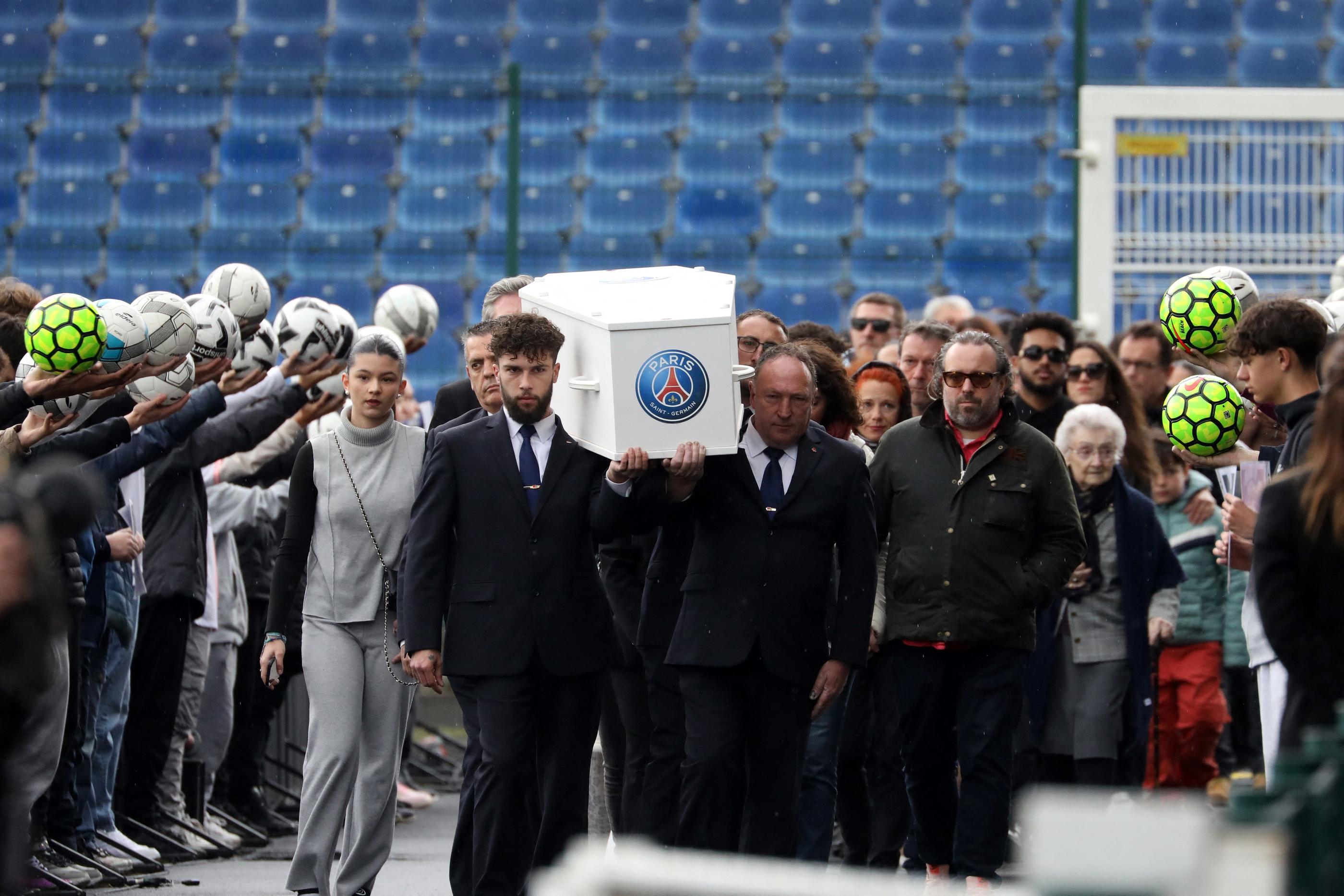 Le cercueil et les proches de Matisse ont quitté le stade sous les applaudissements et dans la fumée bleu-blanc-rouge de fumigènes. PhotoPQR/La Nouvelle République/Trouilliaud