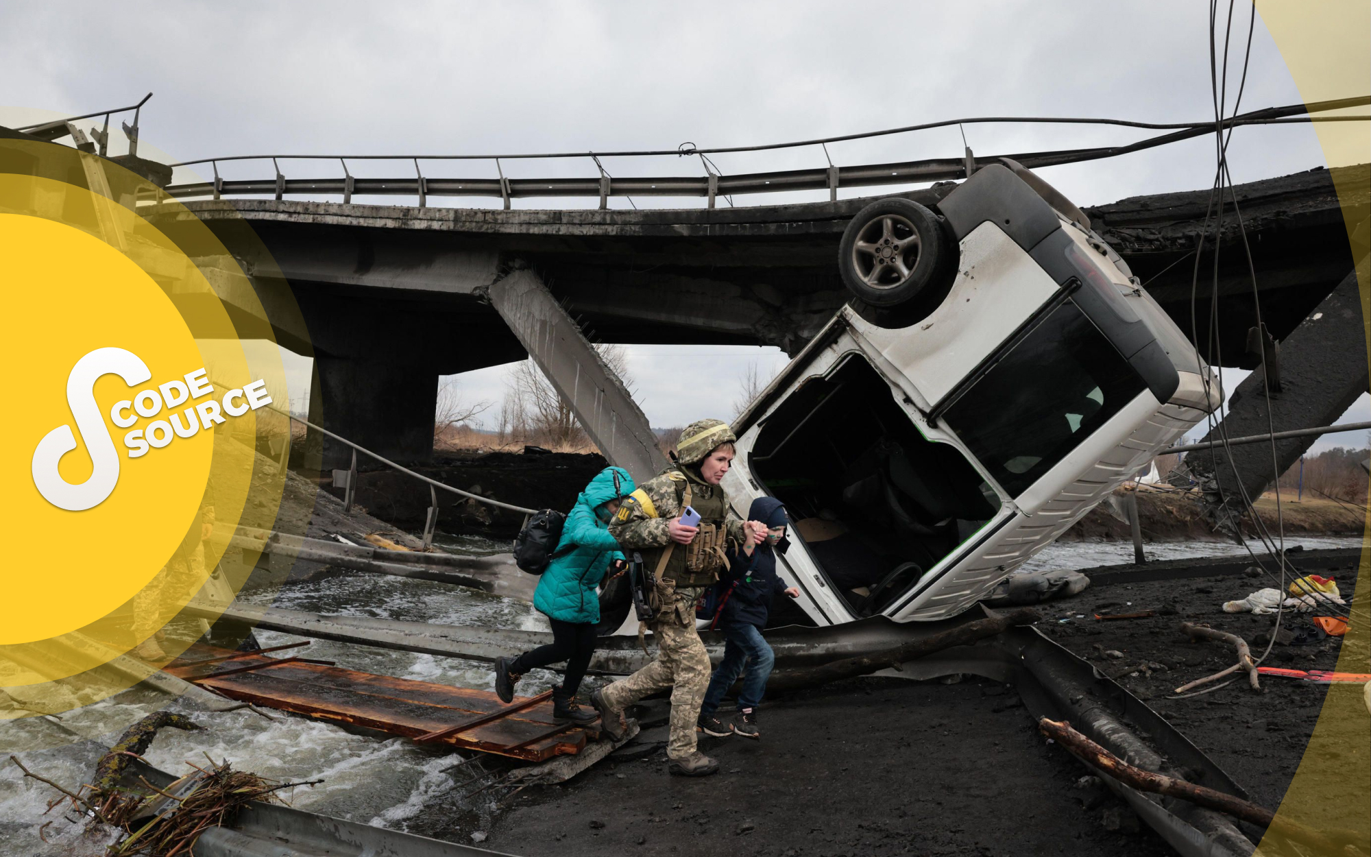 Irpin (Ukraine), le 4 mars. La population fuit les combats de la ville en passant par un pont détruit par l'armée ukrainienne pour bloquer l'avancée des chars russes. LP/Philippe de Poulpiquet