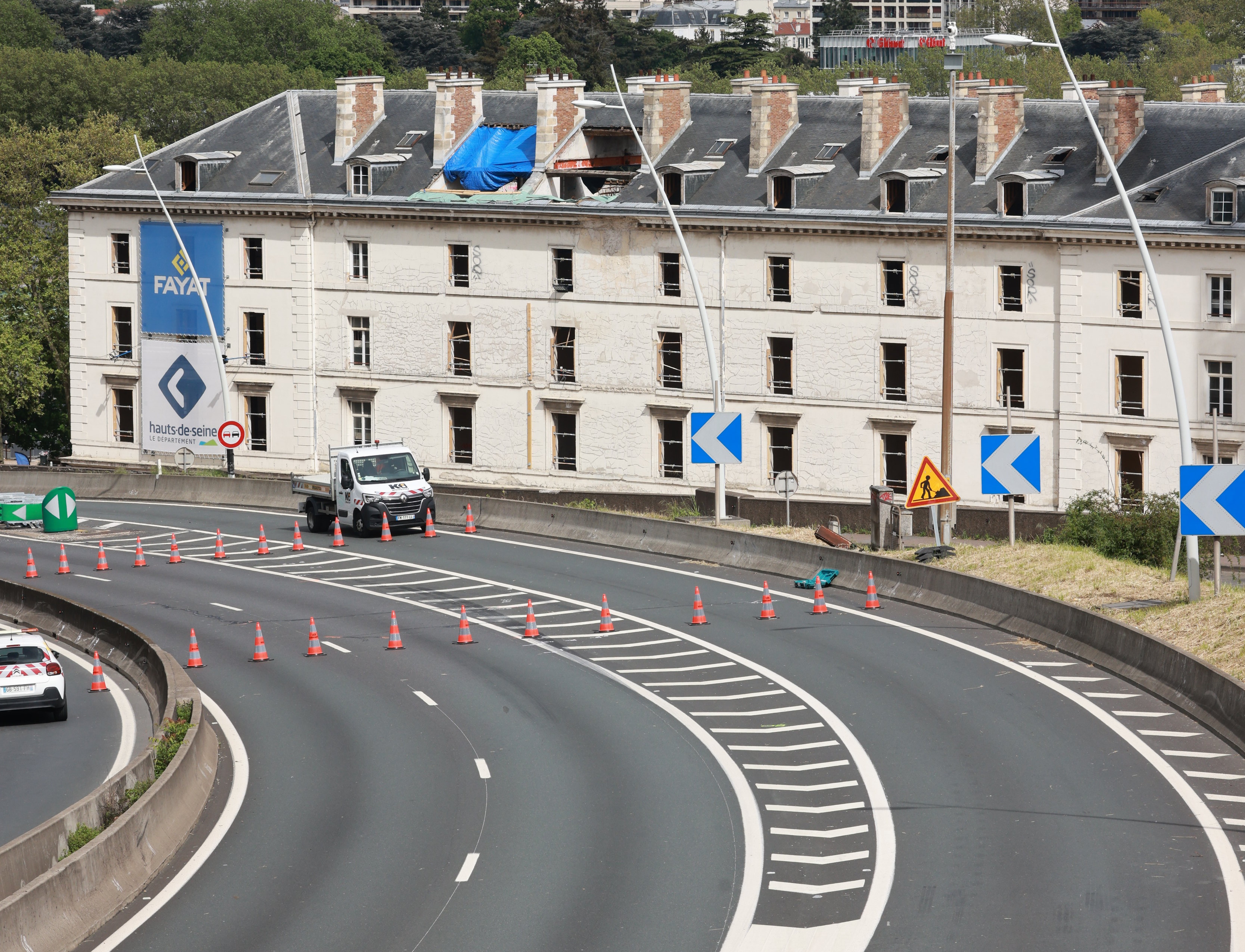 Saint-Cloud (Hauts-de-Seine), le 29 avril. C'est la voie de droite de l'autoroute, non comprise la bretelle à l'extrême droite de cette photo, qui doit être rouverte ce vendredi après-midi dans le sens province-Paris. La seconde voie, le long du séparateur, ouvrira ultérieurement. LP/Olivier Arandel.
