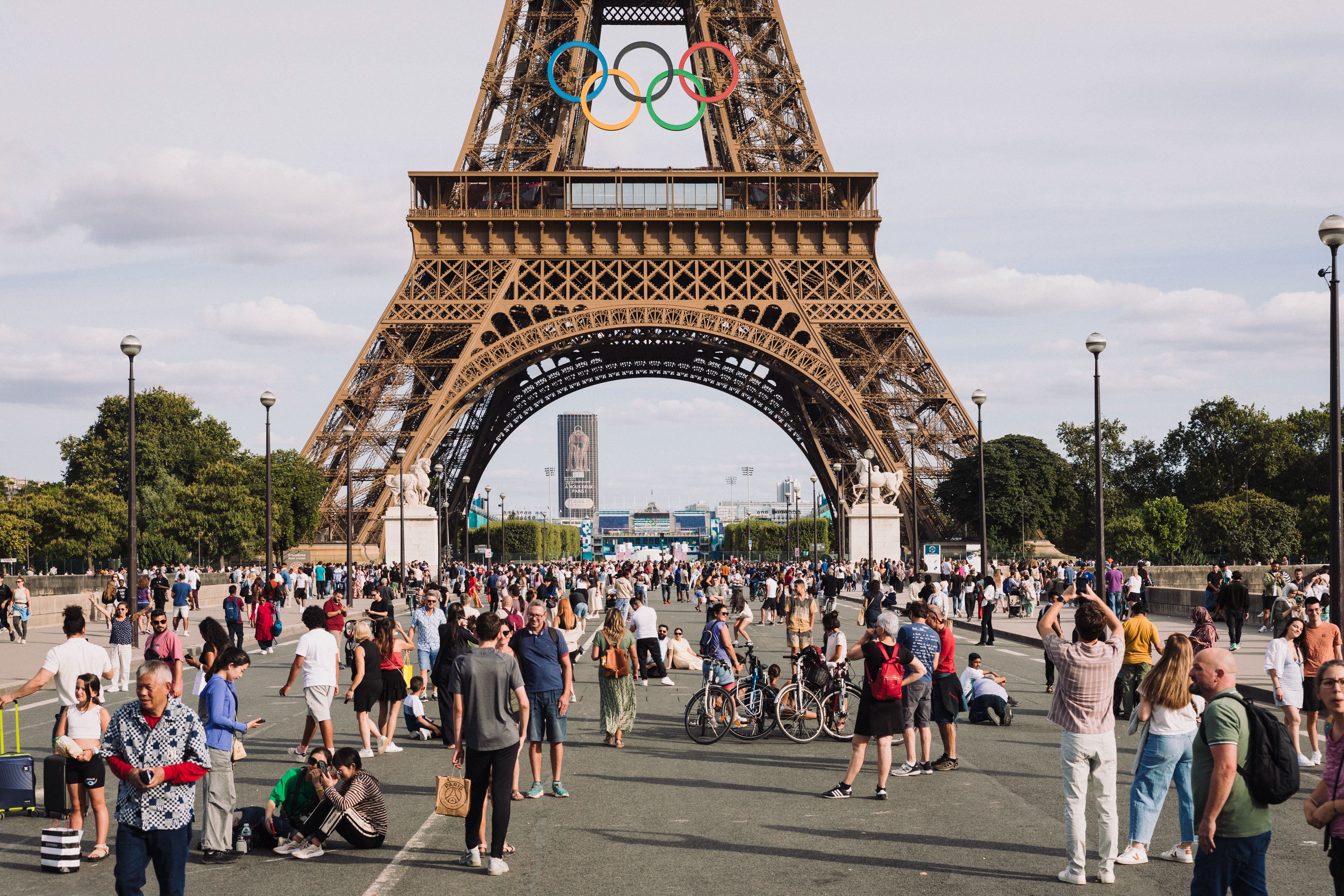 Chaque jour, la piétonnisation de la chaussée devant la tour Eiffel attire des milliers de visiteurs. LP/Philippe Labrosse