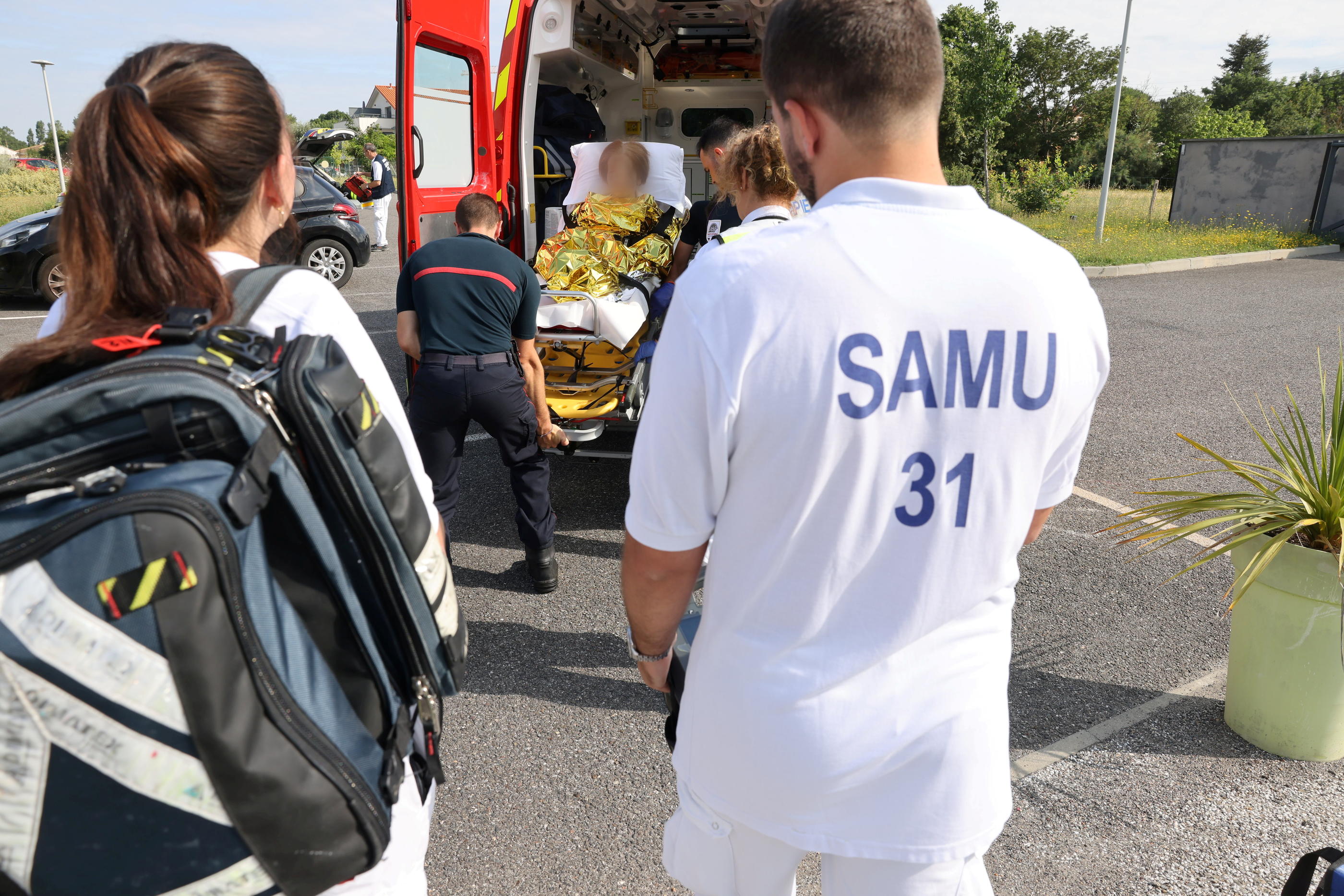 Mardi 4 juillet, le Samu 31 et les pompiers emmènent une patiente, résidente d'un ehpad, à l'hôpital de Rangueil à Toulouse. LP/Olivier Lejeune