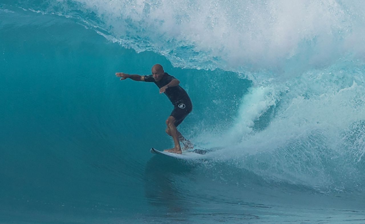 L'Américain Kelly Slater, légende du surf, est opposé à une nouvelle tour des juges à Teahupo'o, pour des rasions environnementales. AFP/Brian Bielmann