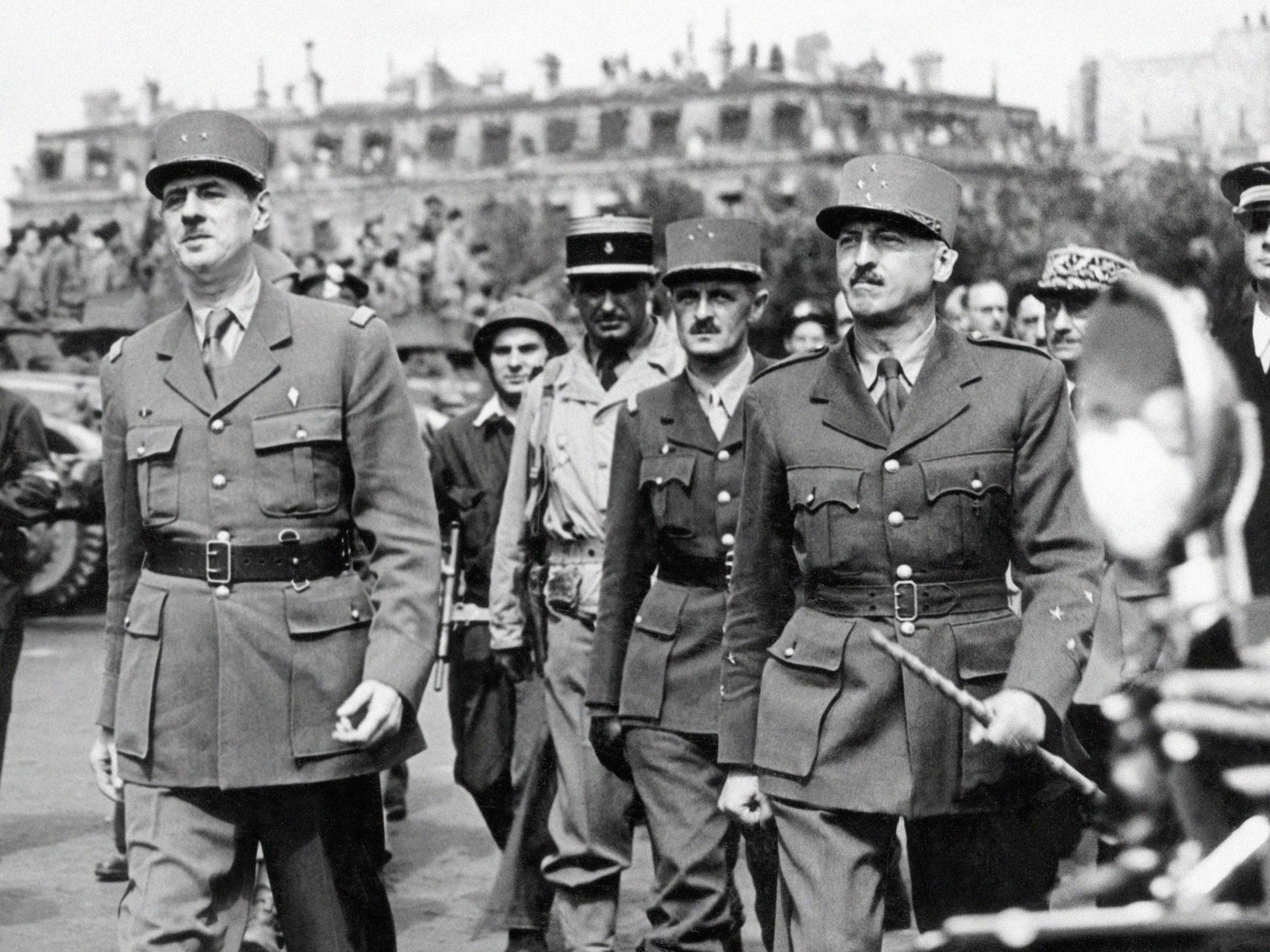 Charles de Gaulle, avec notamment Philippe Leclerc, Pierre Koenig et Georges Catroux (de g. à dr.), à leur arrivée place de l'Étoile, à Paris, le 26 août 1944. AFP/US Signal Corps