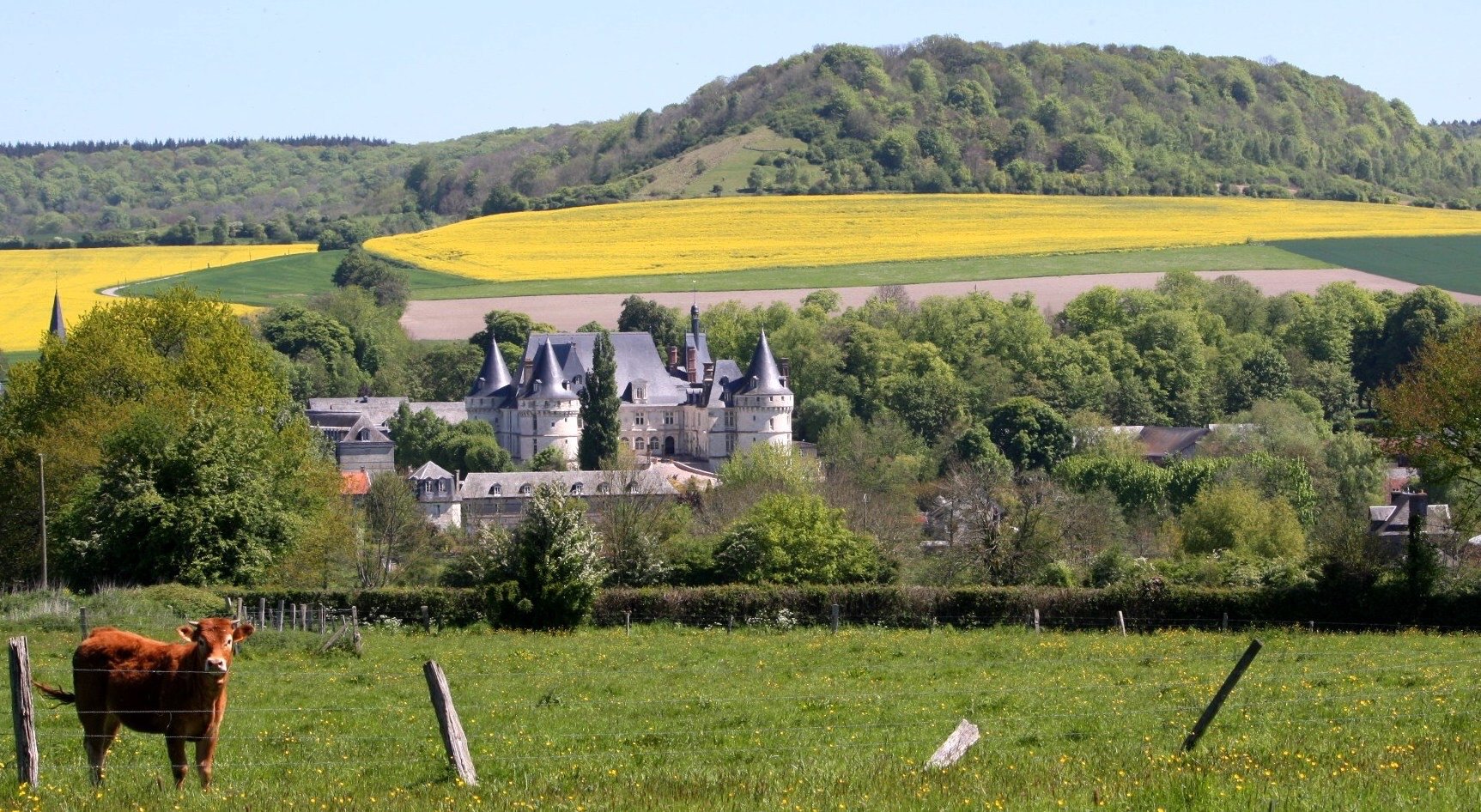Les trois éoliennes seraient situées derrière la colline Saint-Amador, au-dessus du château Renaissance qui fait la fierté de la commune de Mesnières-en-Bray et de ses habitants. DR