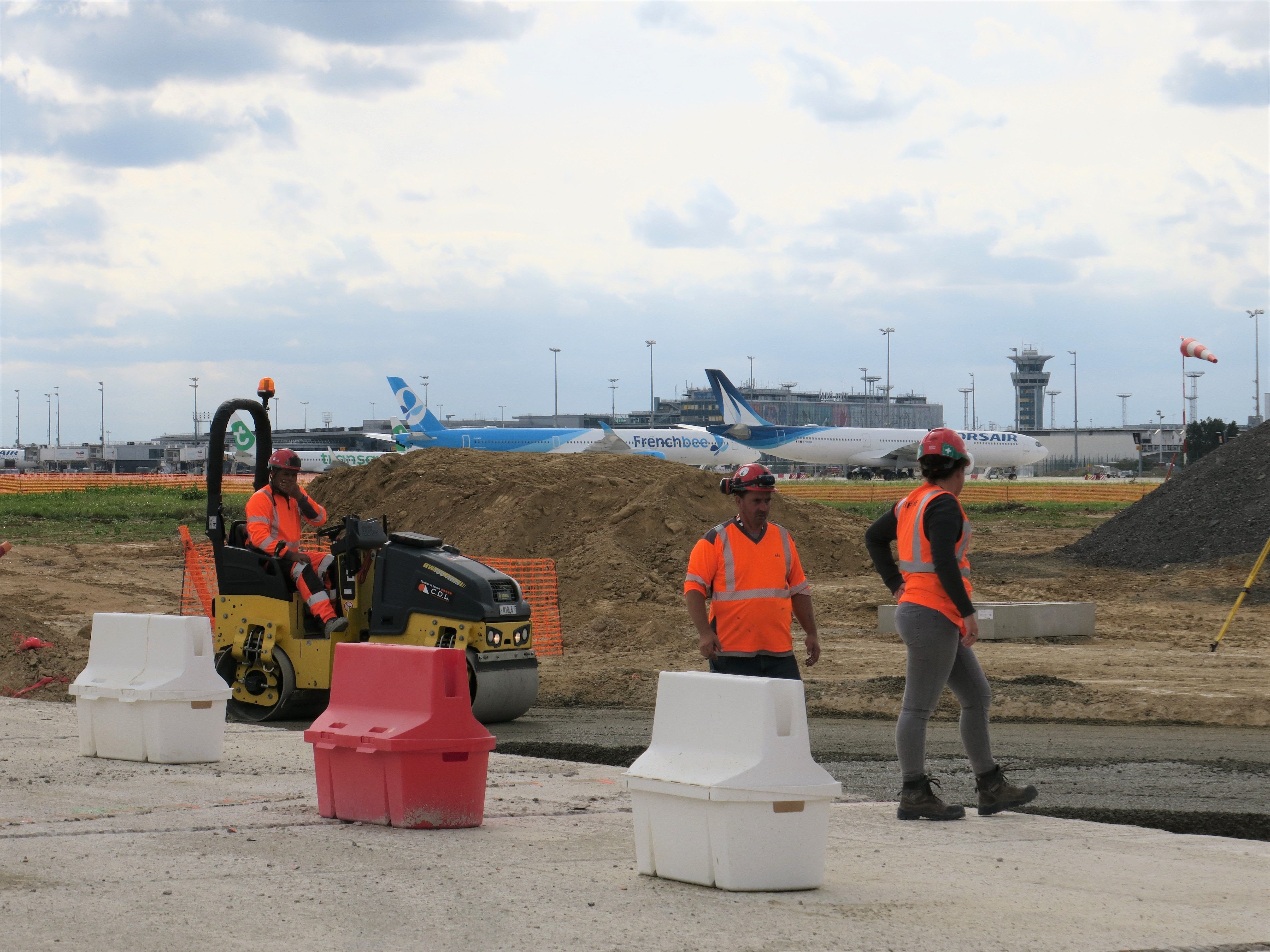 Aéroport d'Orly, le 20 septembre. La piste 02/20, réservée aux procédures d'urgence, est fermée à la navigation aérienne jusqu'en juillet 2024 pour être rénovée. LP/Marine Legrand
