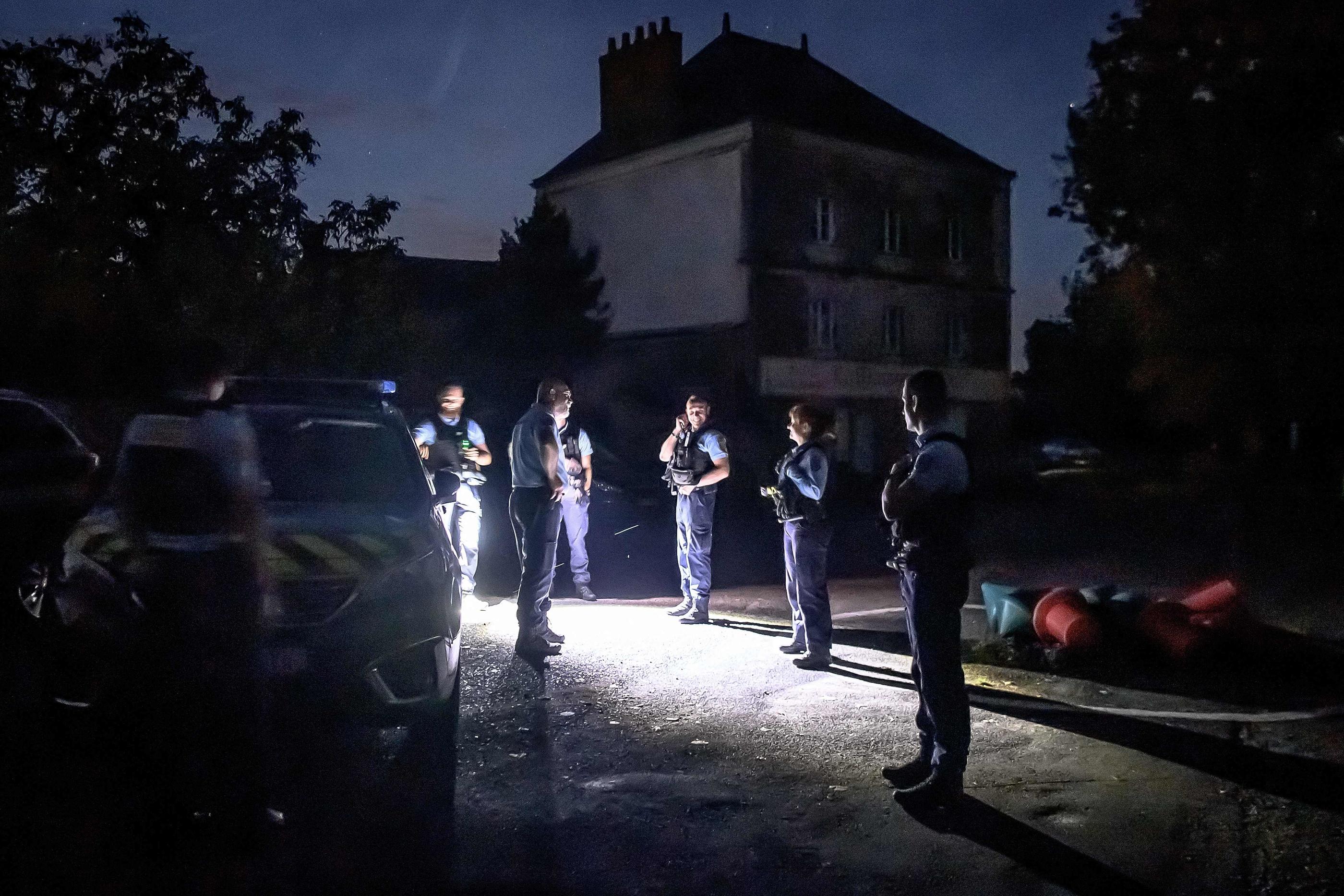 Tard mardi soir, des gendarmes bloquaient l'accès à l'épave de l'avion de tourisme qui s'est écrasé sur la Loire à Lavau-sur-Loire. AFP/ LOÏC VENANCE