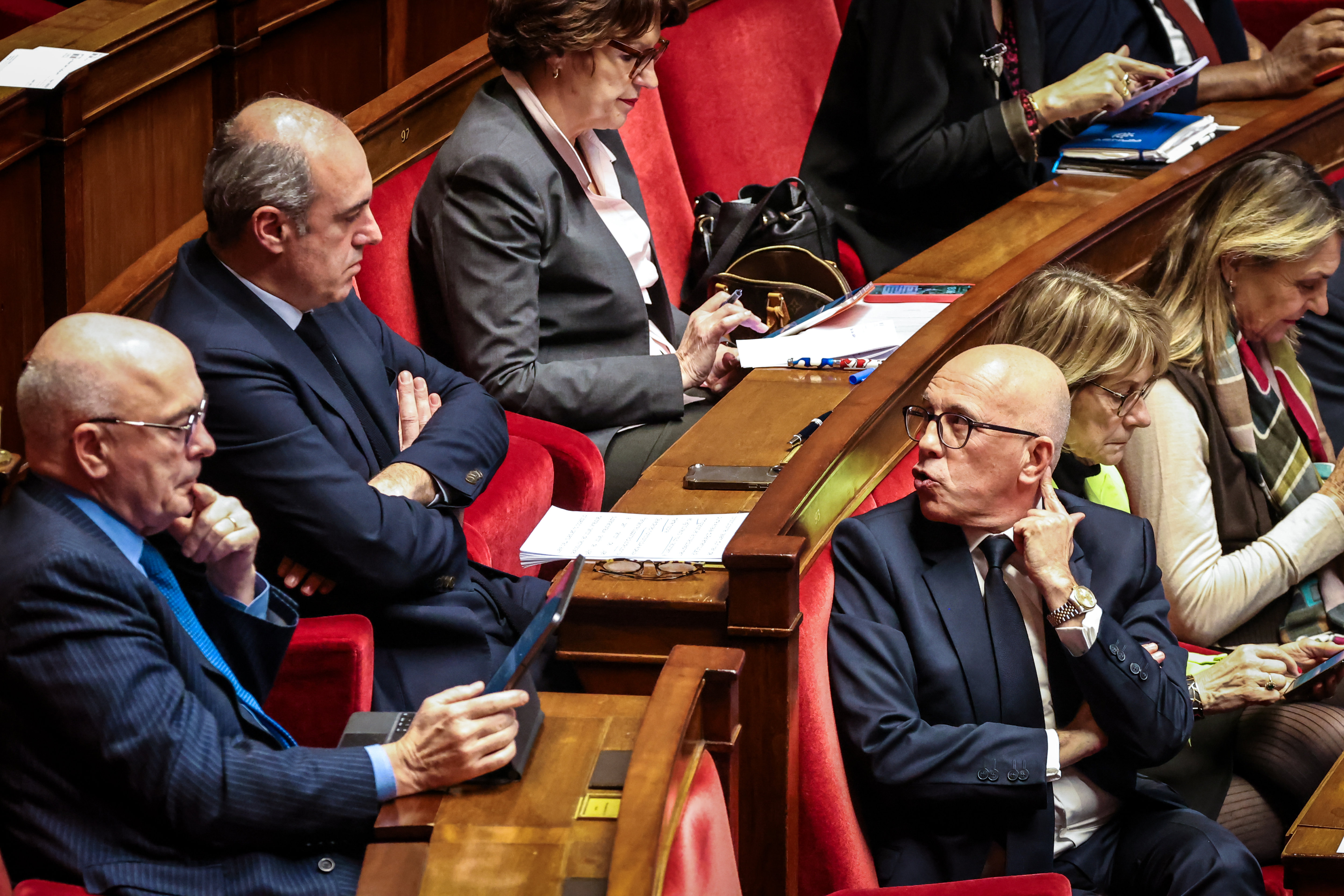 Olivier Marleix (bras croisés) et Éric Ciotti doivent quitter leurs bureaux de l'Assemblée d'ici à vendredi, mais aussi décider rapidement quels candidats investir aux Législatives. LP/Fred Dugit