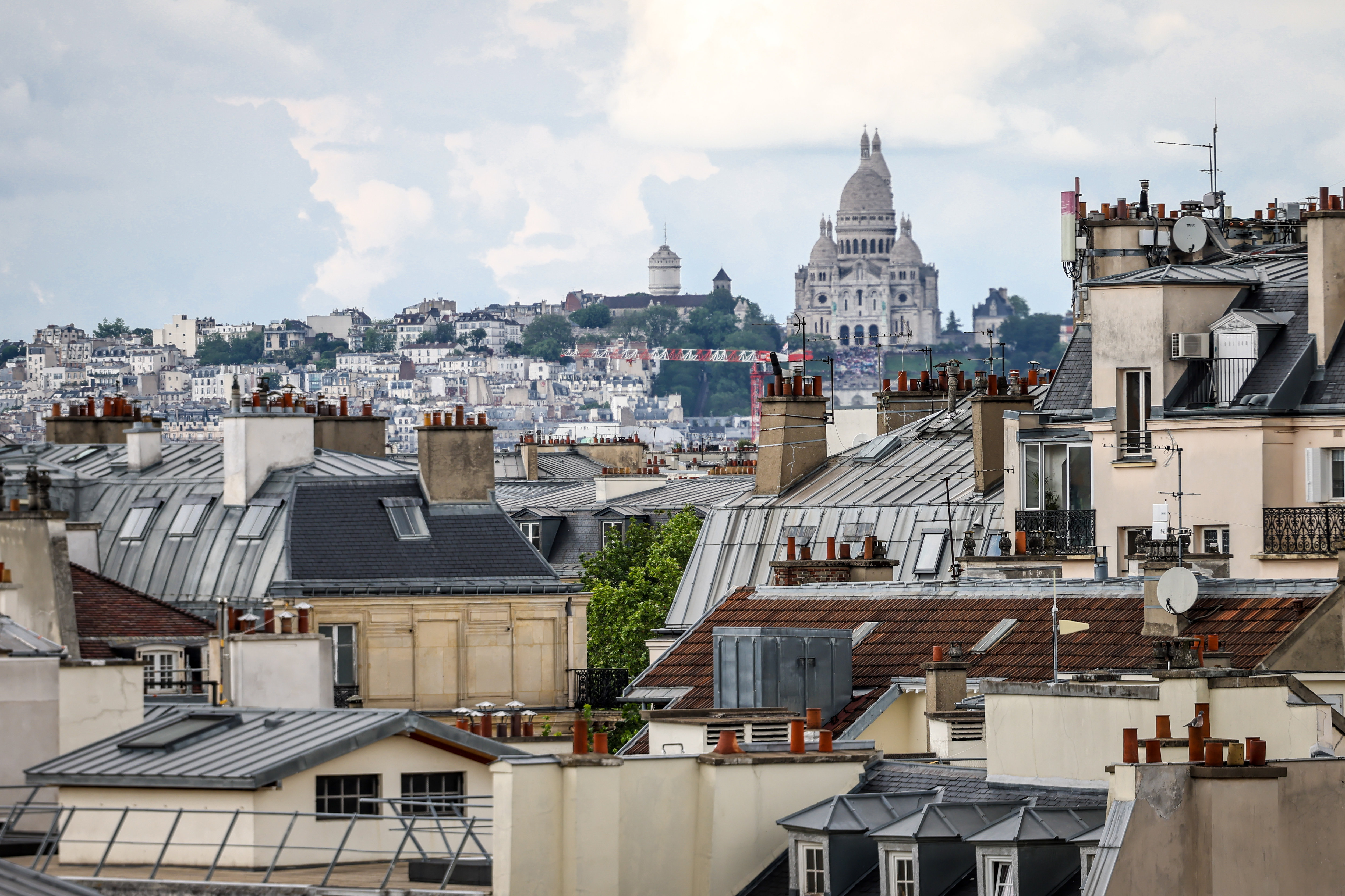 Paris, fin mai. Les acquéreurs étrangers recherchent dans «le vrai Paris» et si, en plus, il y a une vue sur un monument (ici le Sacré-Cœur), alors... LP/Fred Dugit