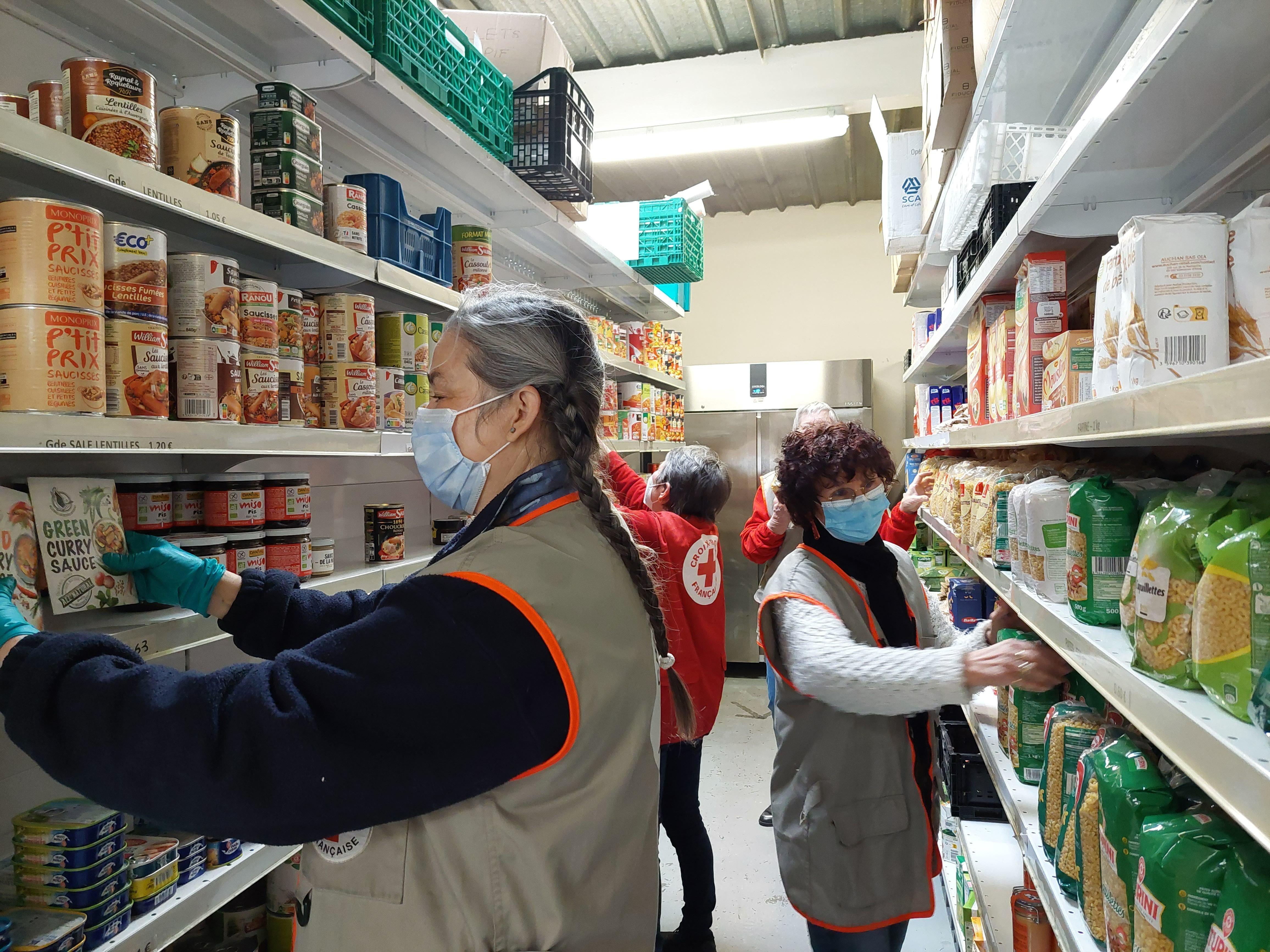 Elancourt, ce lundi 17 avril. L'épicerie sociale de la Croix-Rouge manque de bénévoles pour fonctionner correctement. LP/Virginie Wéber