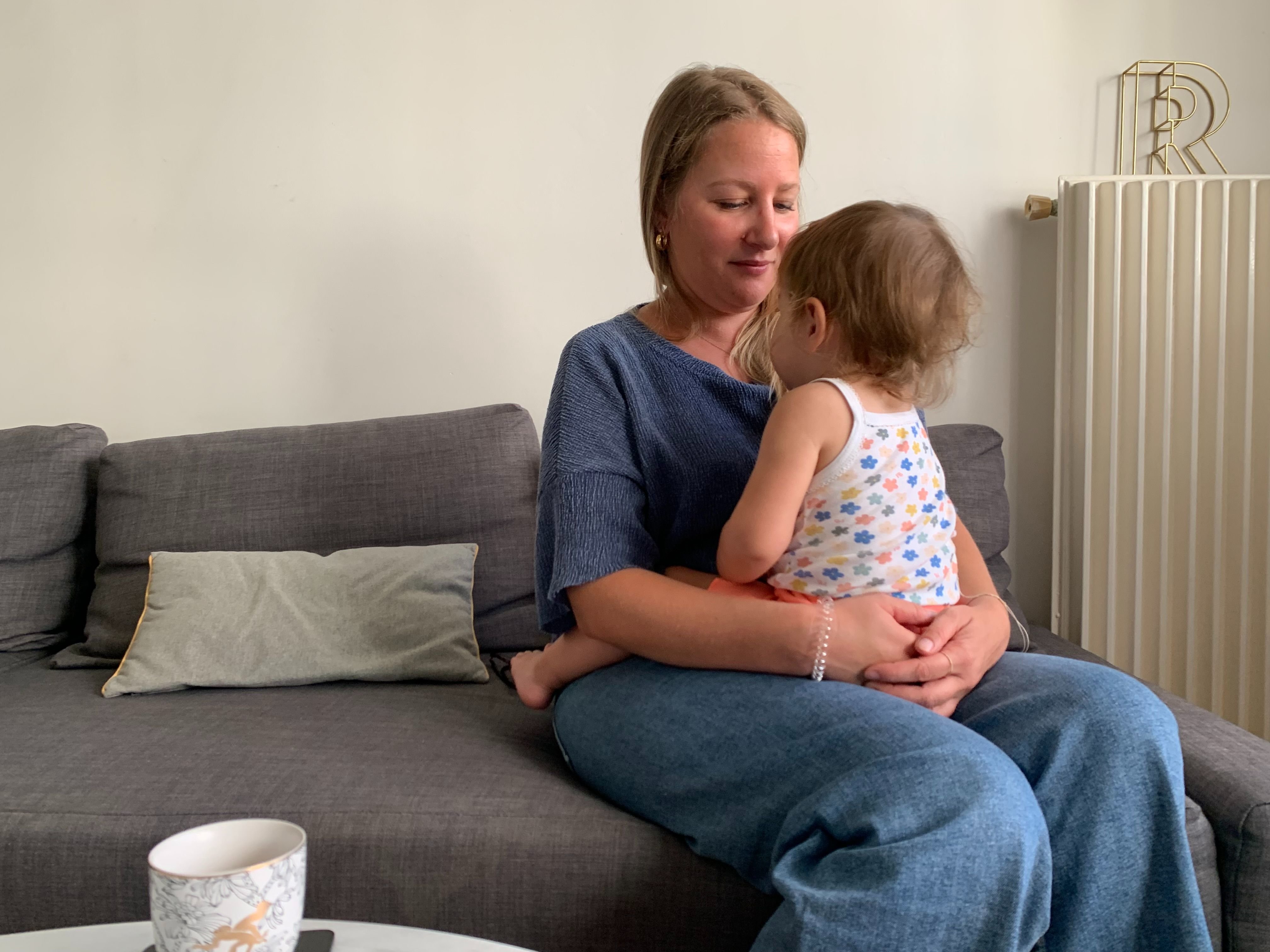 Mantes-la-Jolie (Yvelines), mercredi. Rebecca a l'habitude d'allaiter sa fille de 18 mois dans les lieux publics quand elle en a besoin. LP/Maxime Laurent