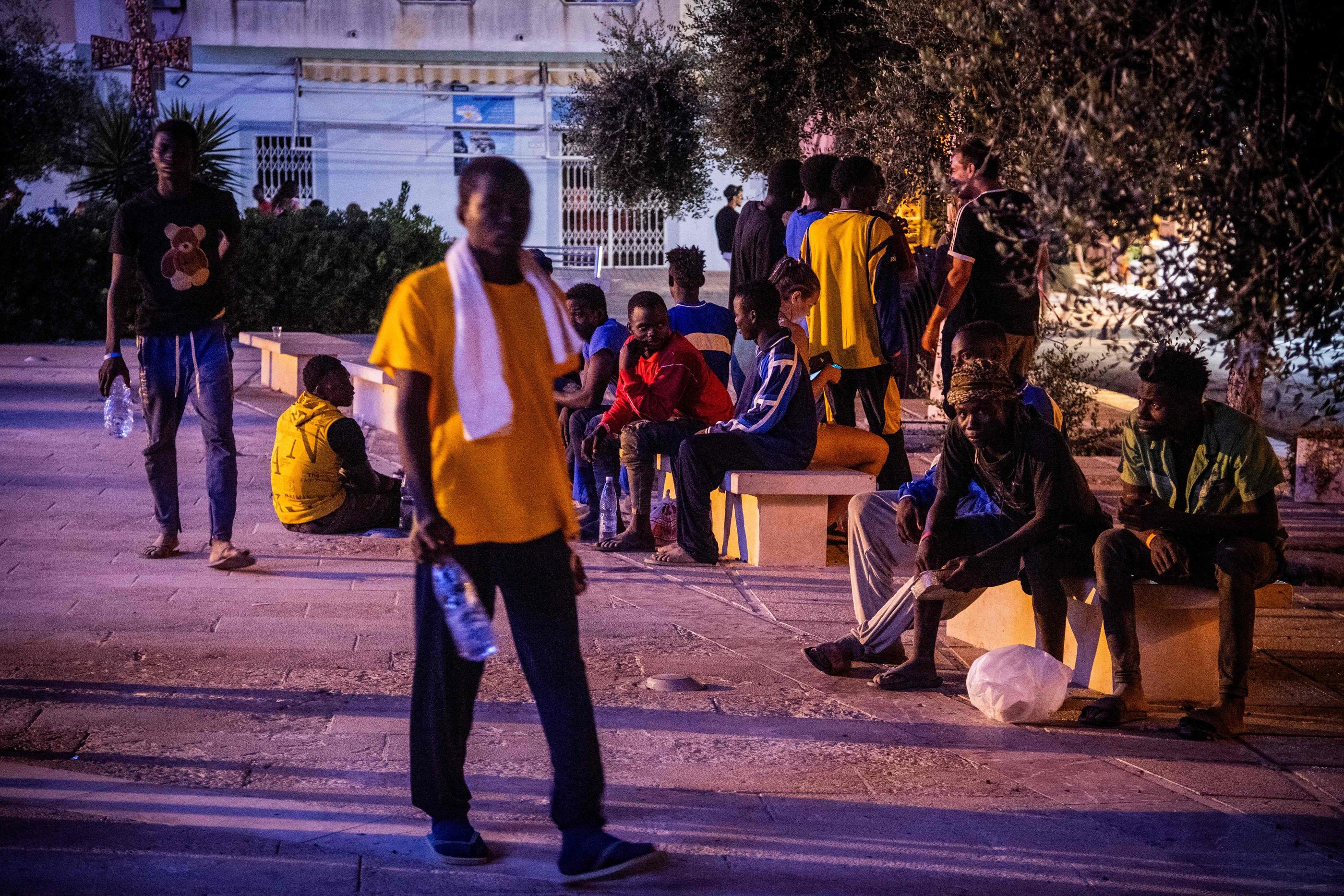 Lampedusa, le 13 septembre 2023. Plus de 6 000 migrants sont arrivés sur l'île italienne de Lampedusa au cours des dernières 36 heures, selon la Croix-Rouge italienne. La police a commencé à transférer certains migrants vers la Sicile par ferry et par avion. Alessandro Serrano/AFP