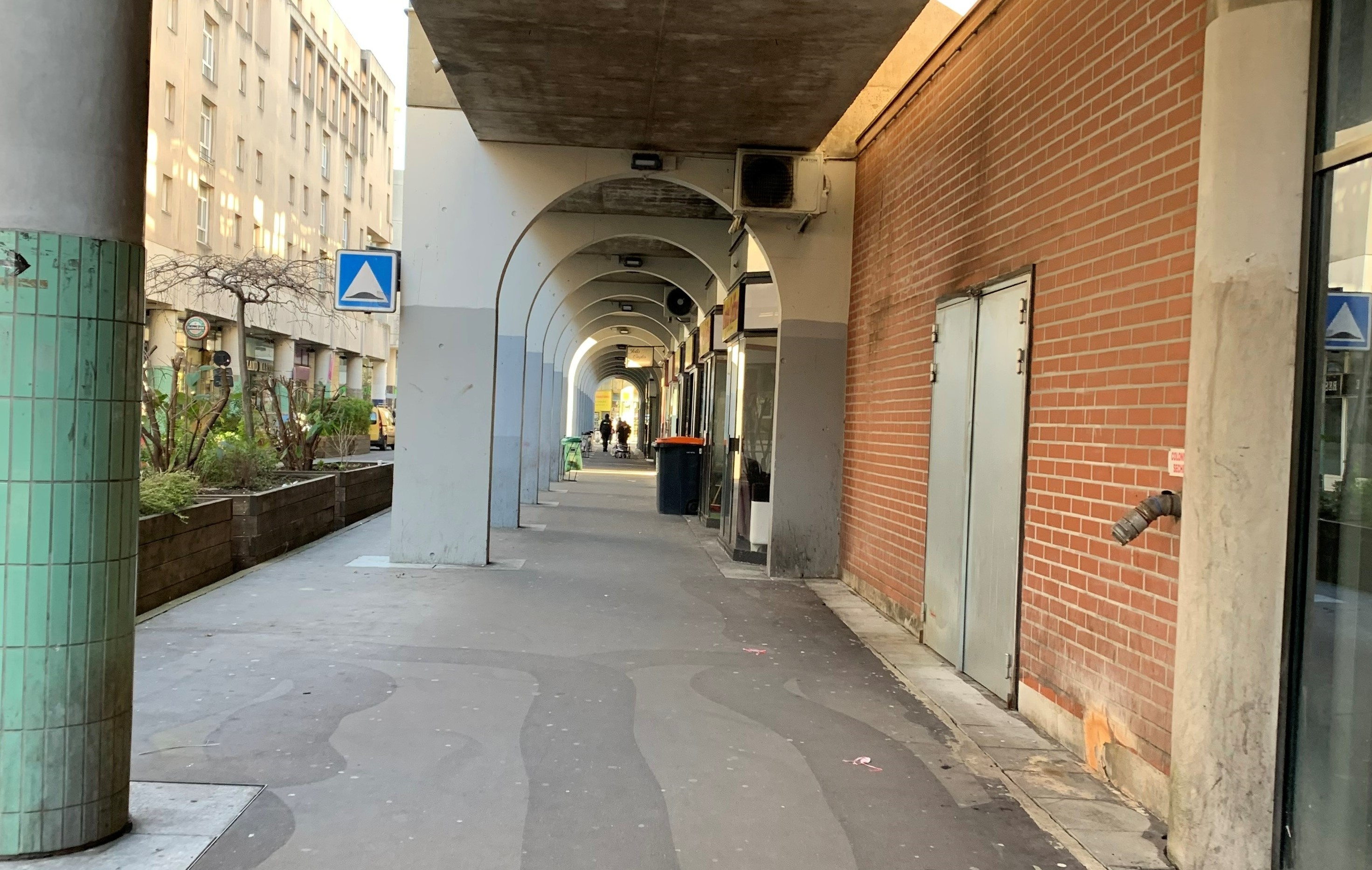Saint-Denis, ce samedi matin. La fusillade s'est produite sous les arcades de la rue Jean-Jaurès, la veille. LP/Nicolas Goinard