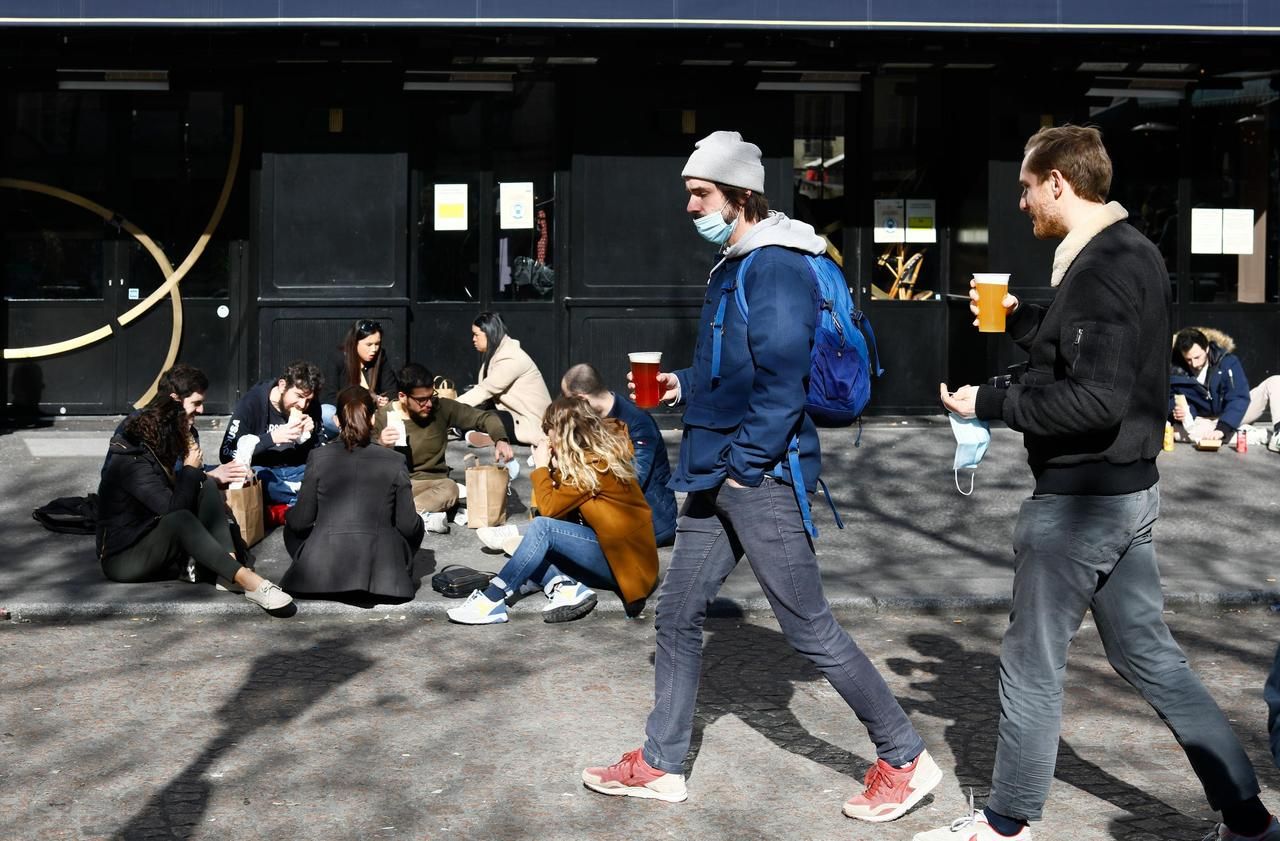 <b></b> Place de la Contrescarpe (Ve), ce samedi après-midi. Moins nombreux que le week-end dernier et sous surveillance, les buveurs ignorent néanmoins, pour la plupart, l’interdiction de consommer de l’alcool sur ce lieu.