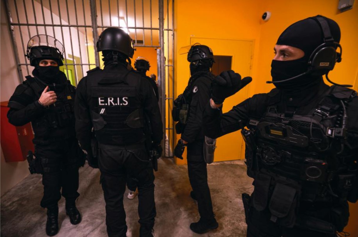 Des hommes de l’équipe régionale d’intervention et de sécurité du Grand Est encadrent l’arrivée des détenus dans le tout nouveau centre pénitentiaire de Troyes-Lavau (Aube). LP/Olivier Arandel