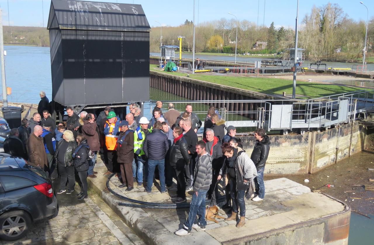 <b></b> Boissise-le-Roi, vendredi midi. Plus d’une cinquantaine de bateliers se sont rassemblés à l’écluse des Vives-Eaux pour protester contre sa fermeture. 