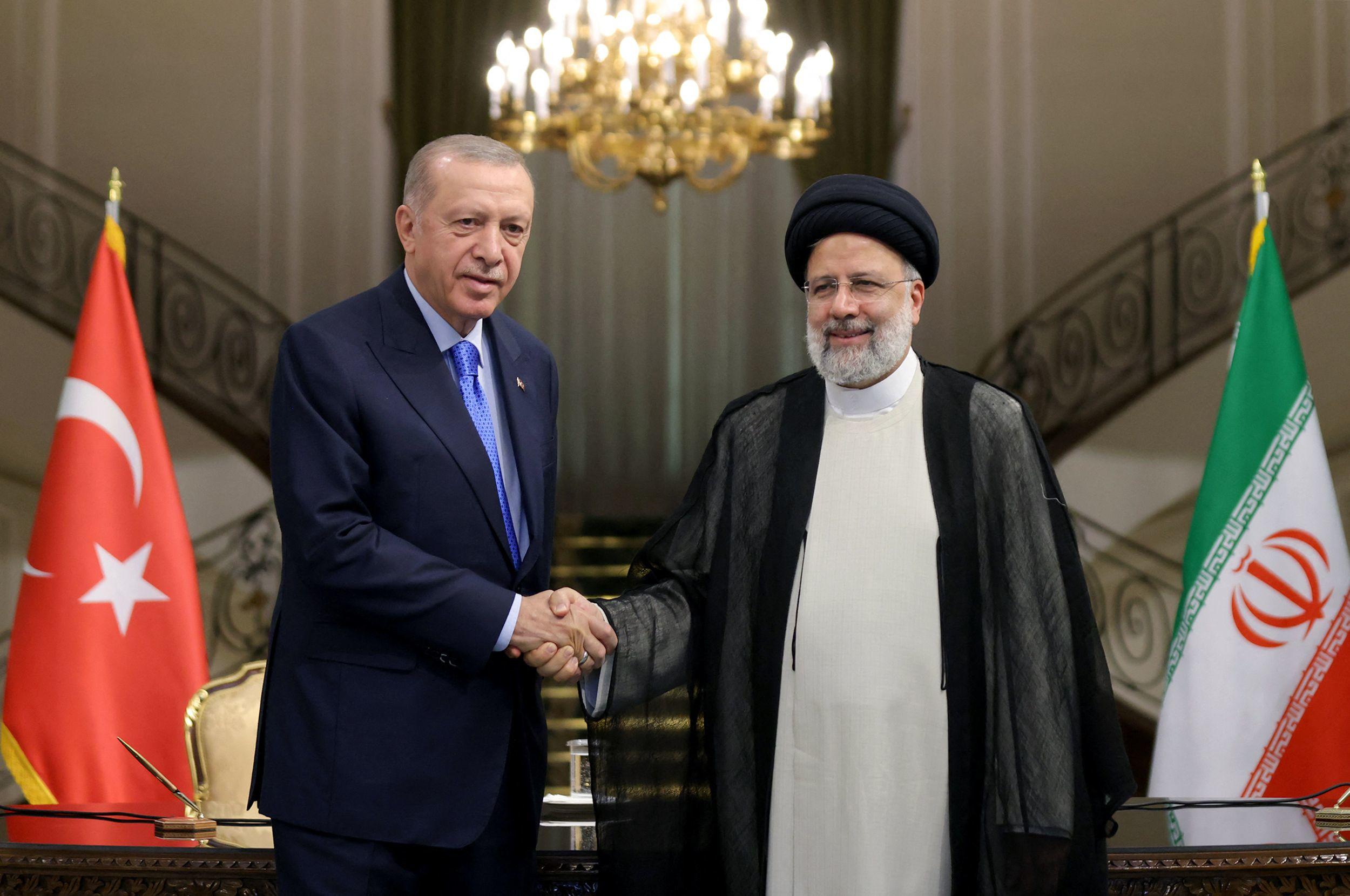 Le président turc (à gauche) avec Ebrahim Raïssi en 2022. AFP/Iranian Presidency