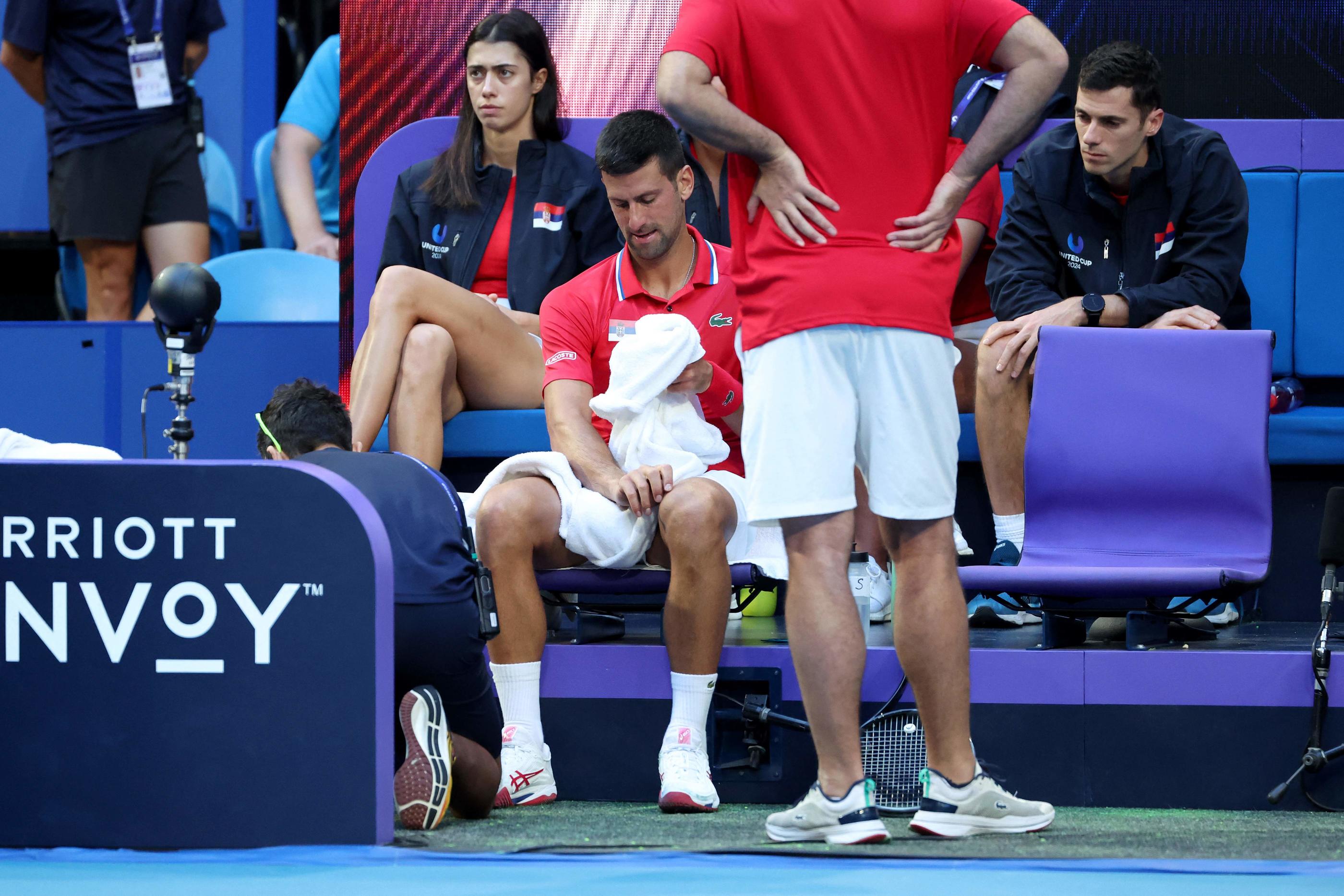 Novak Djokovic s'est touché à de très nombreuses reprises le poignet droit ce mercredi lors de sa défaite face à Alex de Minaur. COLIN MURTY / AFP