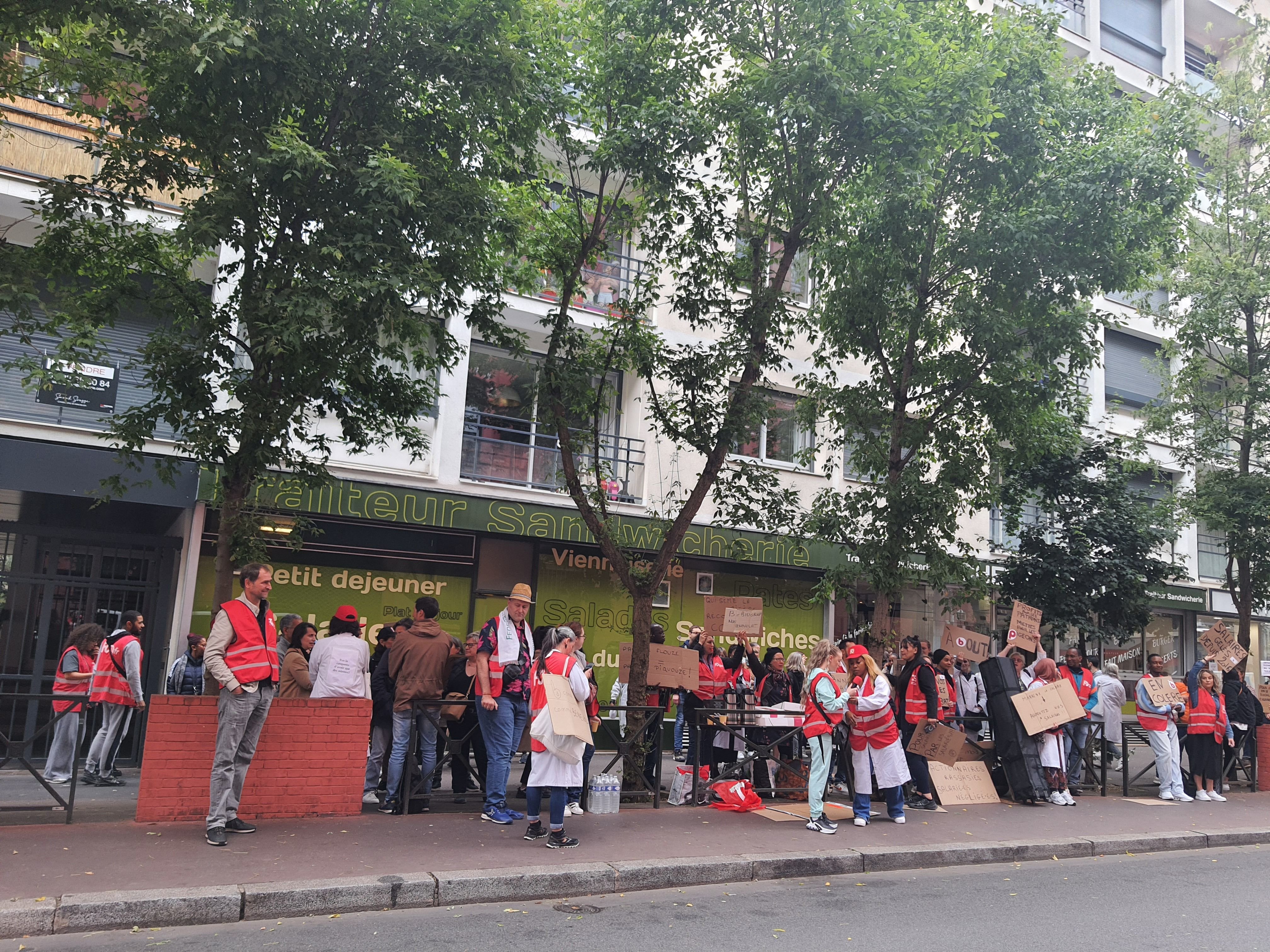 Levallois-Perret, ce mercredi 19 juin. Les salariés du groupe de laboratoire Bio Group se sont de nouveau rassemblés devant le siège administratif francilien du groupe. DR.