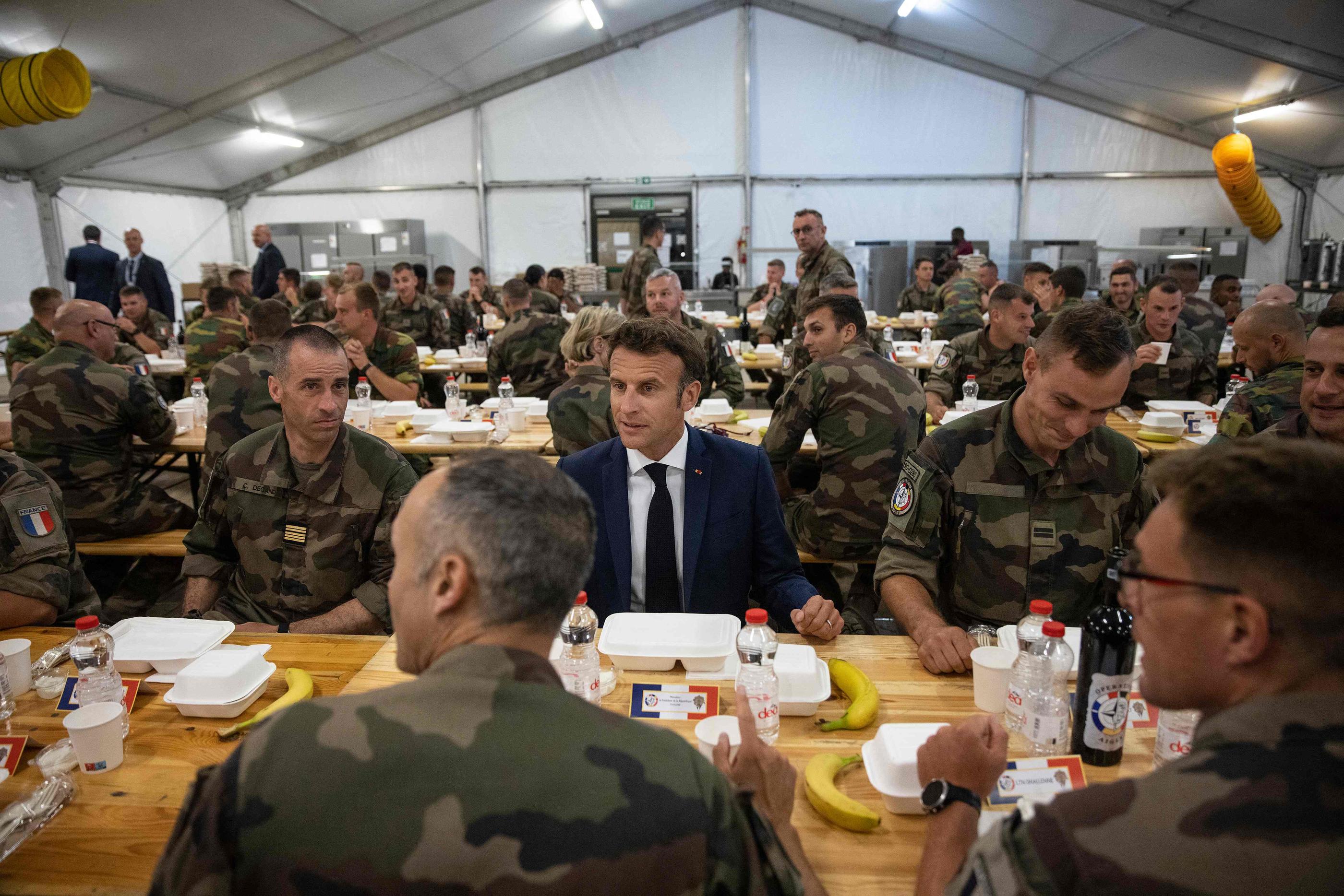 Ce mardi soir, à Constanta (Roumanie), le président Emmanuel Macron a dîné avec des soldats français et belges engagés dans la mission Aigle. AFP/Pool/Yohan Valat