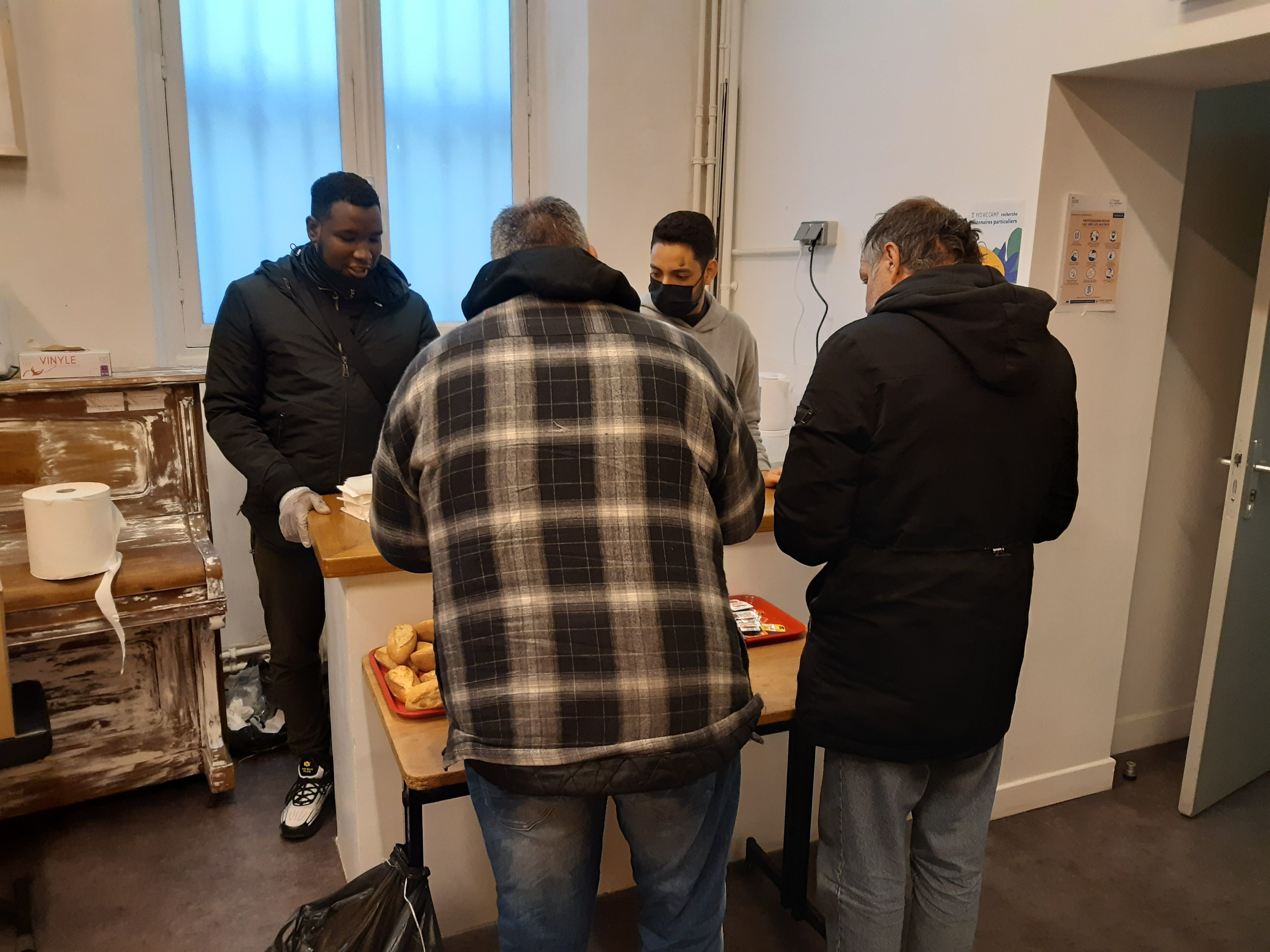 Les "petits-déjeuners de Paris centre" sont servis sept jours sur sept dans les locaux de l'ancienne mairie du IVe par l’association Emmaüs Solidarités. LP/Ph.B.