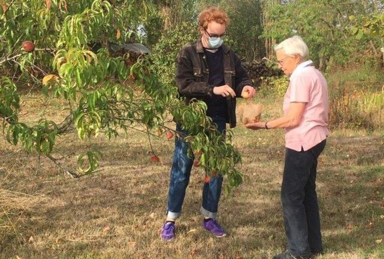 <b></b> Jeudi 27 août. Les Essarts-le-Roi. Mathis et Marguerite se sont rencontrés grâce au dispositif Yvelines Étudiants Seniors, mis en place en 2004.