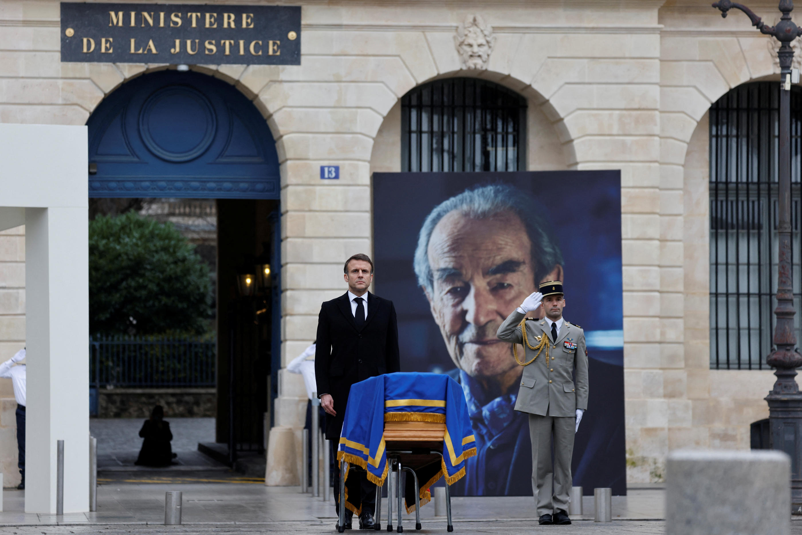 L'hommage à Robert Badinter a été rendu ce mercredi place Vendôme à Paris, sous les fenêtres du ministère de la Justice. Pool via Reuters/Ludovic Marin