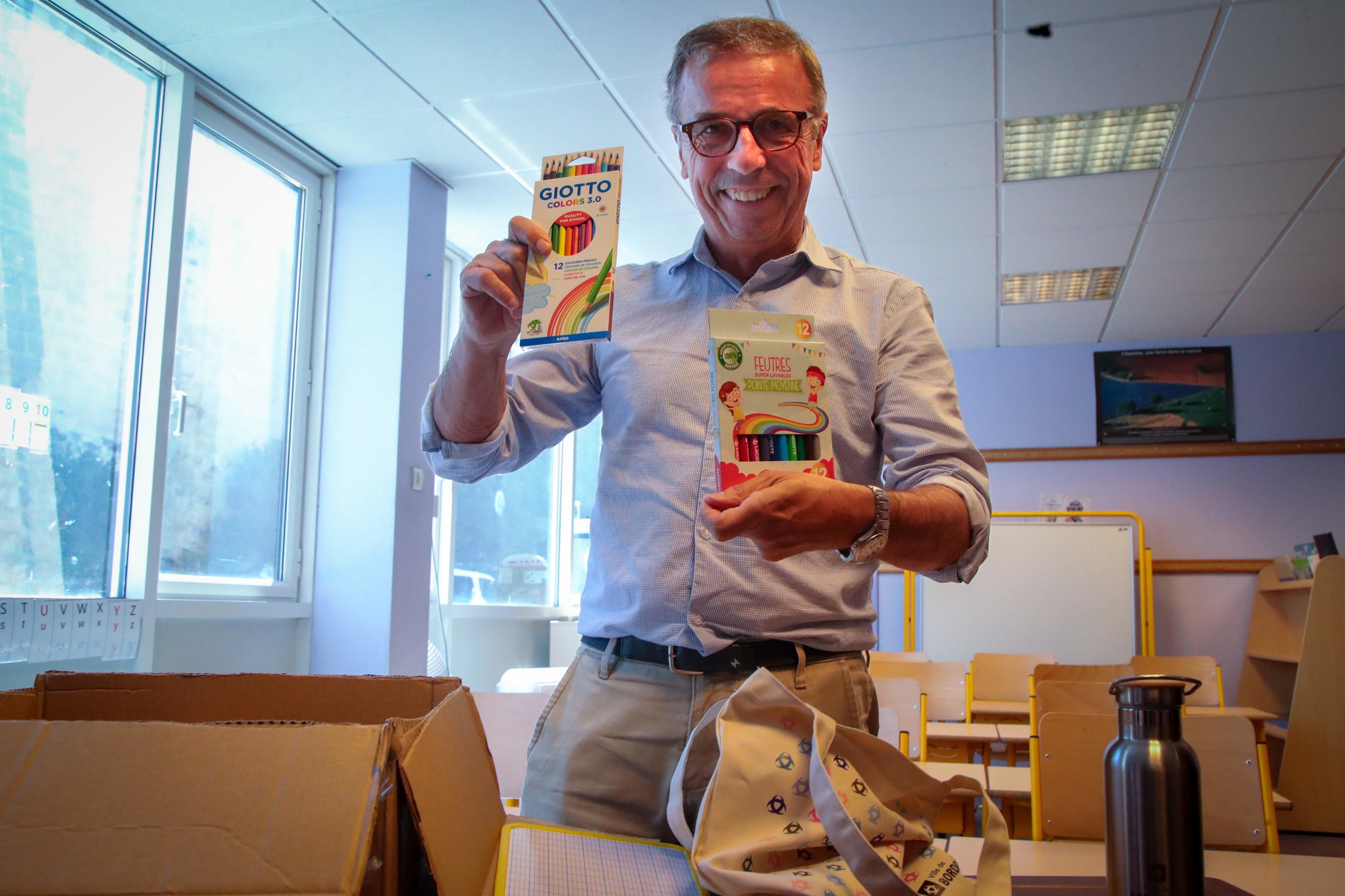 Bordeaux (Gironde), le 27 aout. Le maire de Bordeaux, Pierre Hurmic, présente le kit de fournitures scolaires offert aux élèves de CP. PhotoPQR/Sud Ouest/Laurent Theillet