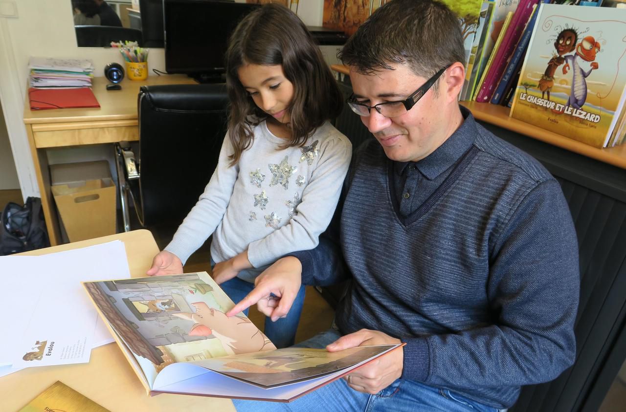 <b></b> Tournan-en-Brie, le 16 mai. Lou, la fille aînée de David Ribet, lui donne son avis sur les histoires qui alimenteront les collections de la jeune maison d’édition Evalou.