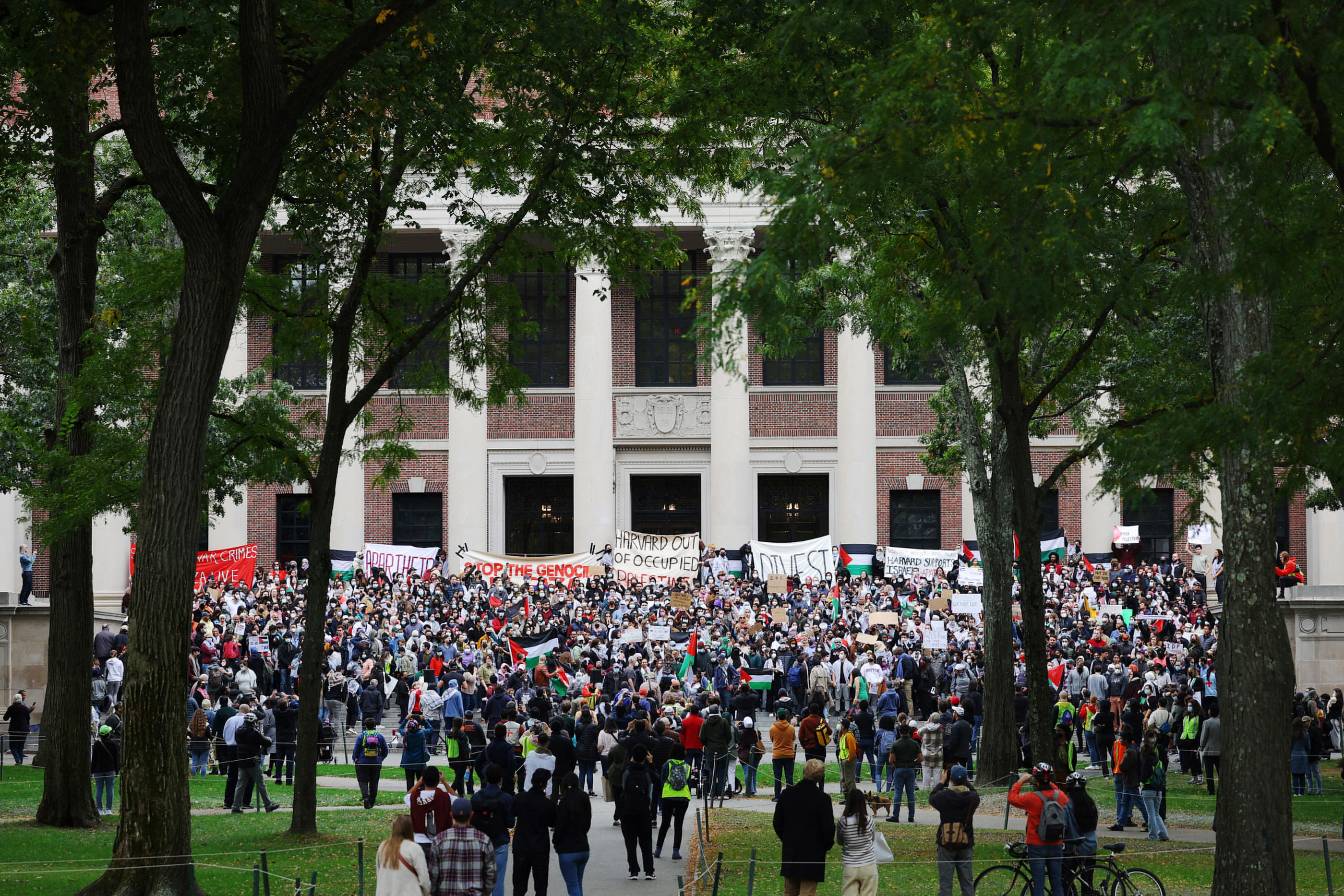 Des manifestants participent à un rassemblement en soutien à la Palestine, en octobre 2023, à l'université de Harvard, dans le Massachusetts (États-Unis). REUTERS/Brian Snyder