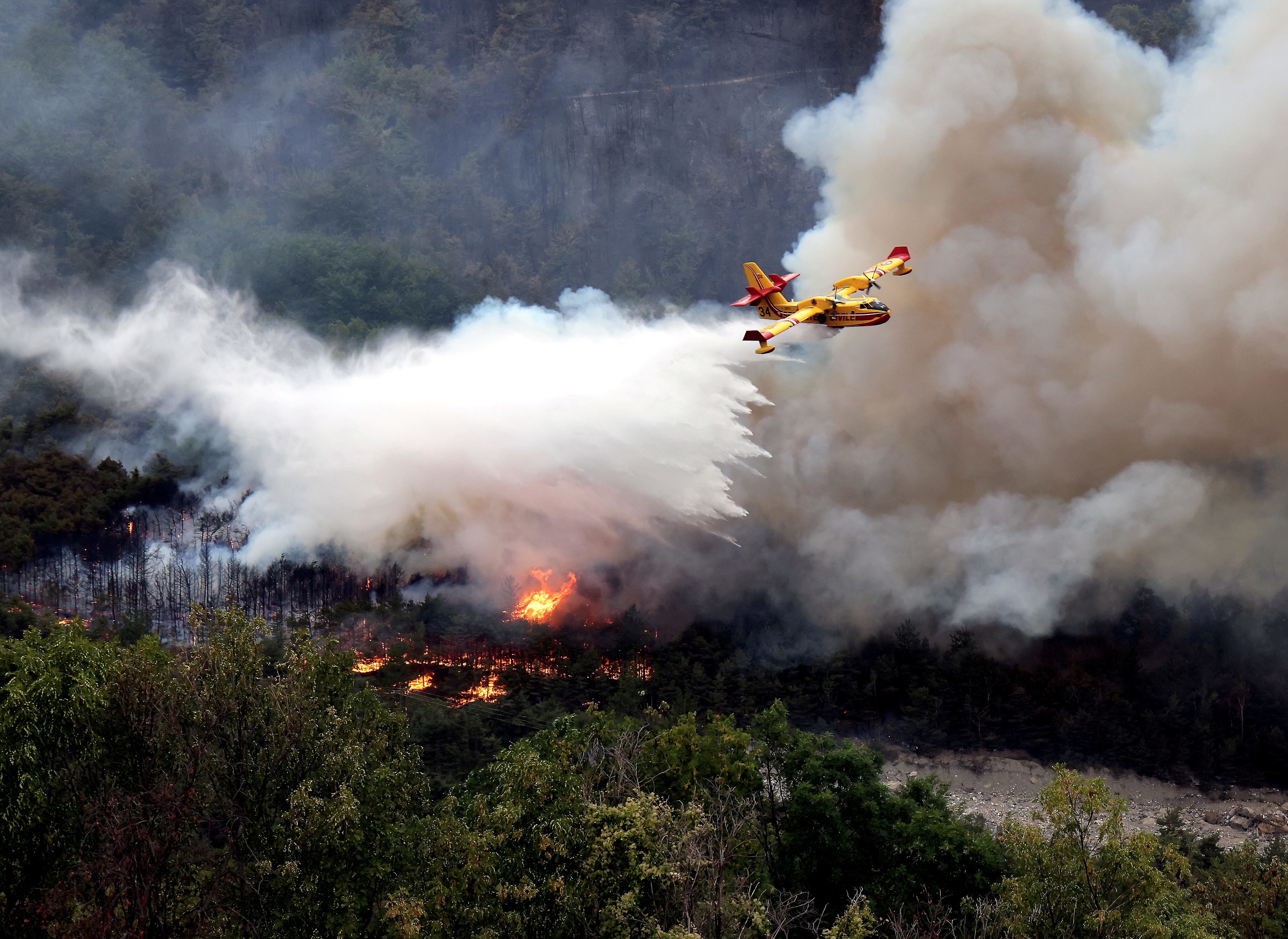 « Seuls » un millier d’hectares de forêt et de végétation sont partis en flammes cet été d’après les derniers chiffres, comme ici le 23 août non loin de Crots (Hautes-Alpes). PhotoPQR/La Provence/Eric Camoin