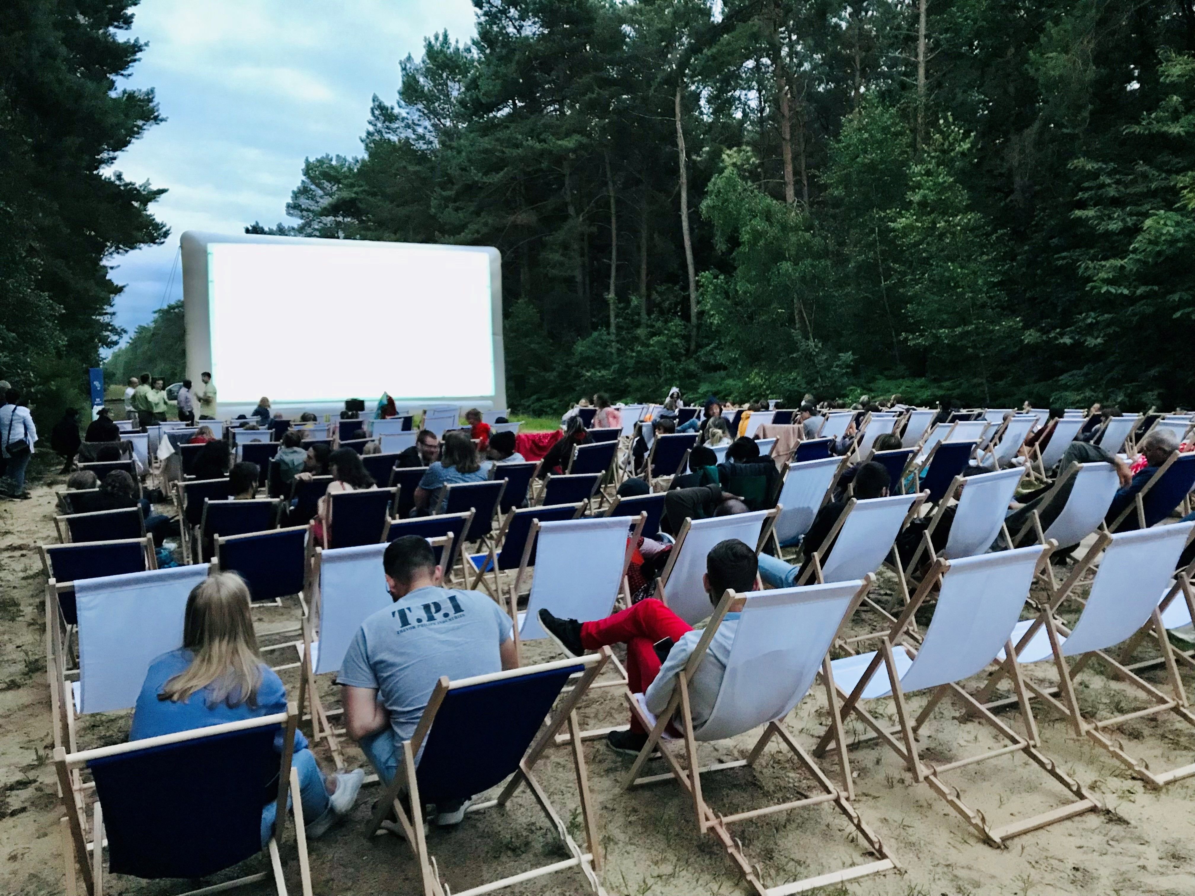 Un film dans un transat, à la belle étoile, et, ici, en forêt, avec Branche et Ciné (en 2021), c'est la proposition estivale des festivals de cinéma de plein air. LP/Frédéric Durand