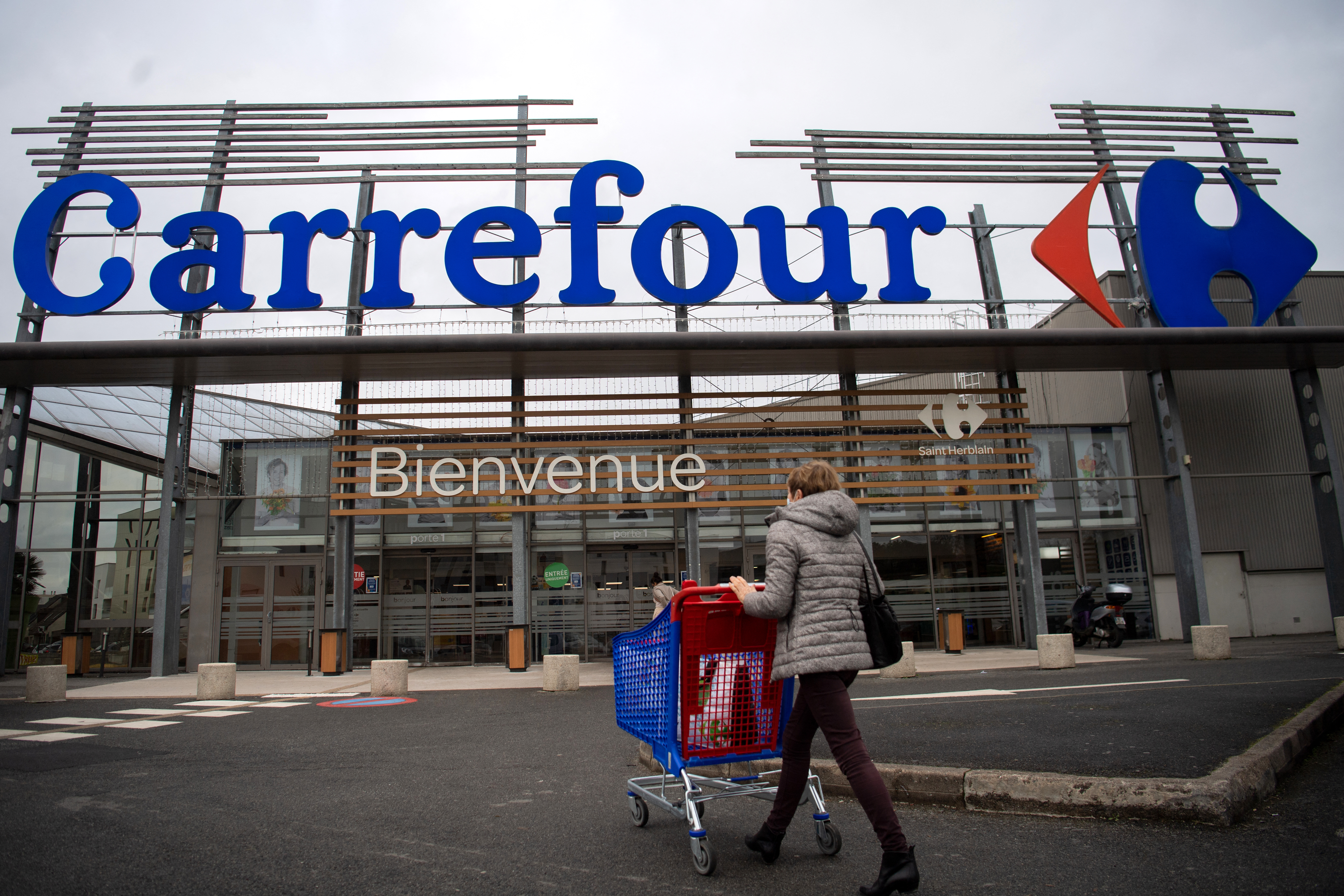 Carrefour Porte Plainte Apres Les Insultes Racistes D Une Cliente A Une Employee Filmees En Haute Savoie Le Parisien