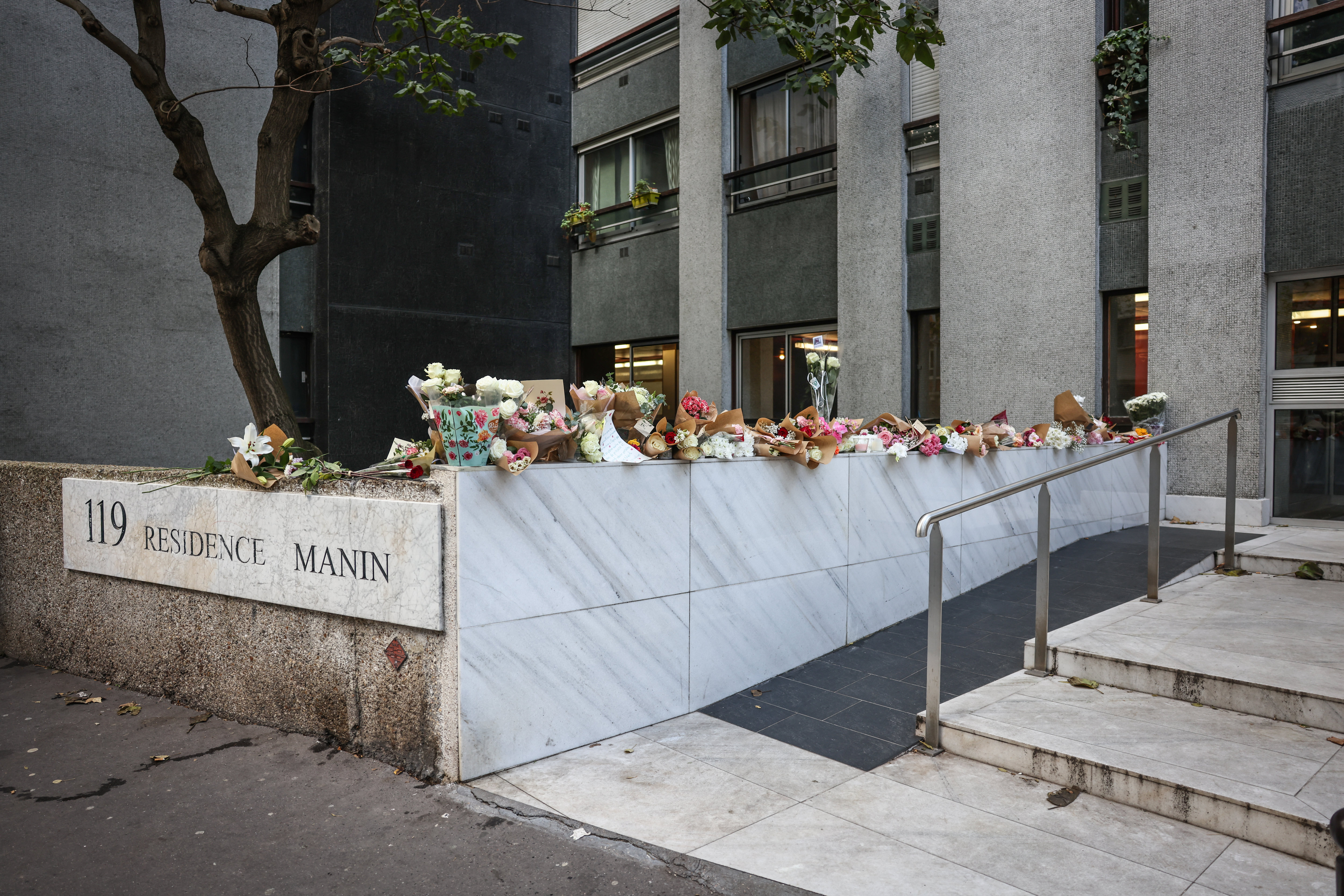 L'immeuble du XIXe arrondissement de Paris où vivaient Lola et sa famille. Deux jours après le meurtre, des dizaines de personnes sont venues déposer des fleurs en hommage à l'adolescente. LP/Frédéric Dugit