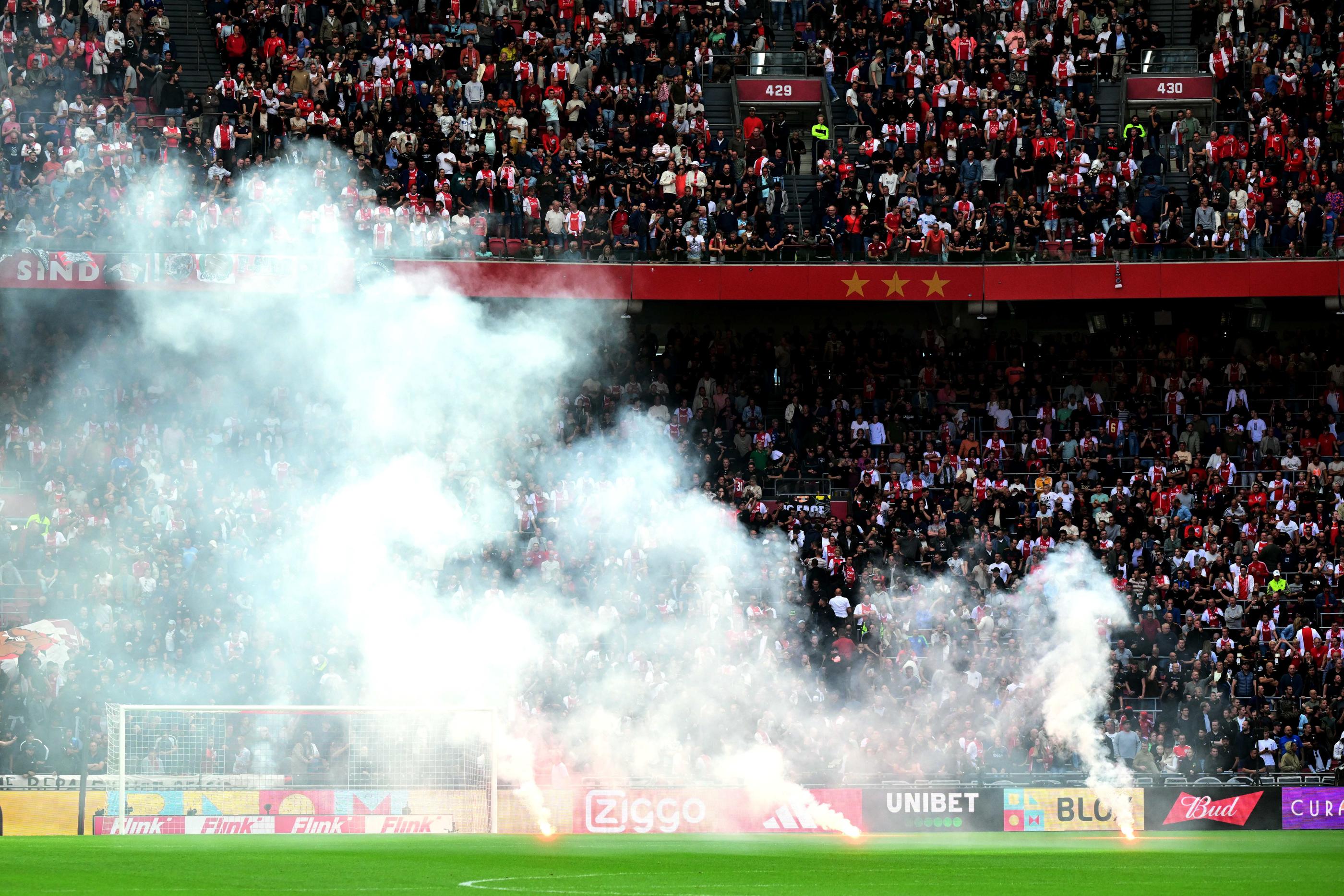 Les supporters de l'Ajax ont fait arrêter le match en lançant des fumigènes sur la pelouse. Photo Icon sport