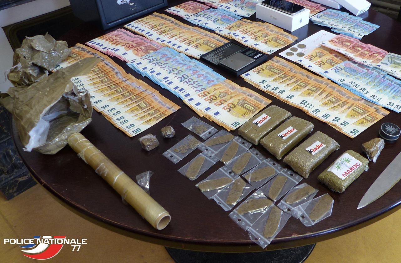 <b></b> Coulommiers, le 19mai. Lors de leur perquisition, les policiers ont découvert 452 g de résine de cannabis, 4830 euros, du matériel de conditionnement et un livre de comptes.