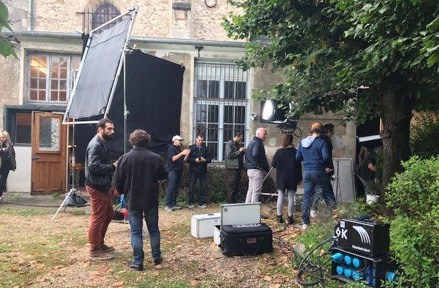 <b></b> Saulx-les-Chartreux, vendredi. Une équipe de tournage de 60 personnes a filmé dans l’église de la ville. Il sera diffusé sur Canal +. 