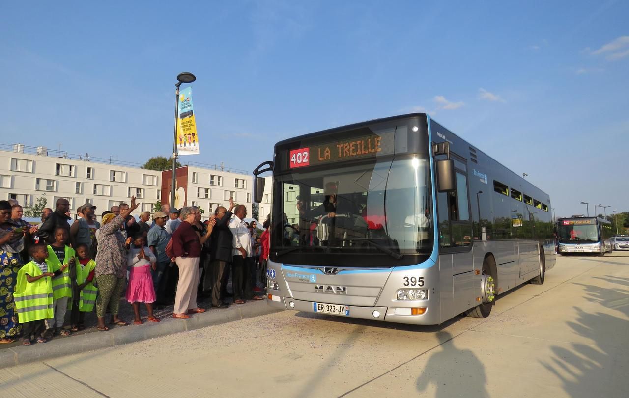 <b></b> Grigny, ce lundi 27 août 2018. La ligne 402 de la société de transport Tice utilise désormais la « Traversante », une voie en site propre entièrement dédiée aux bus, pour traverser la Grande Borne.
