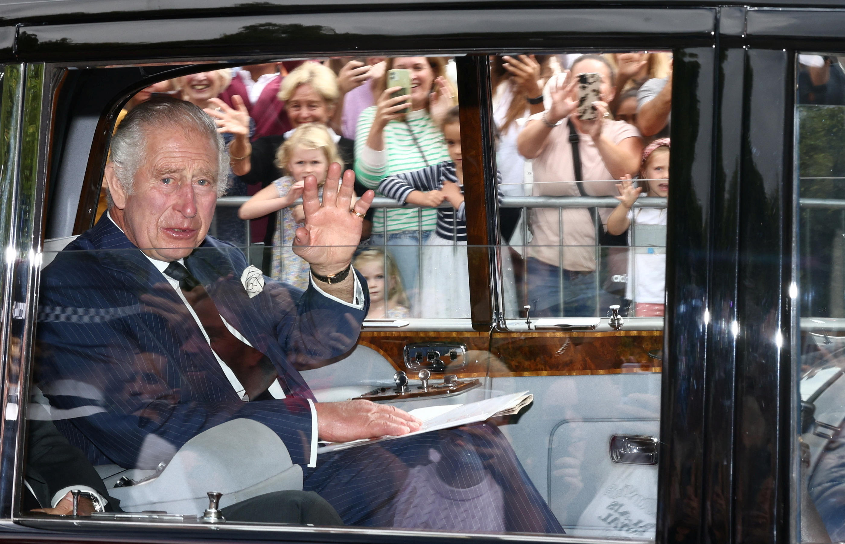 Les sujets de Charles III, ici ce samedi à Buckingham, attendent de voir s'il saura tenir son rang et remplir sa fonction de roi du Royaume-Uni. Reuters/Henry Nicholls