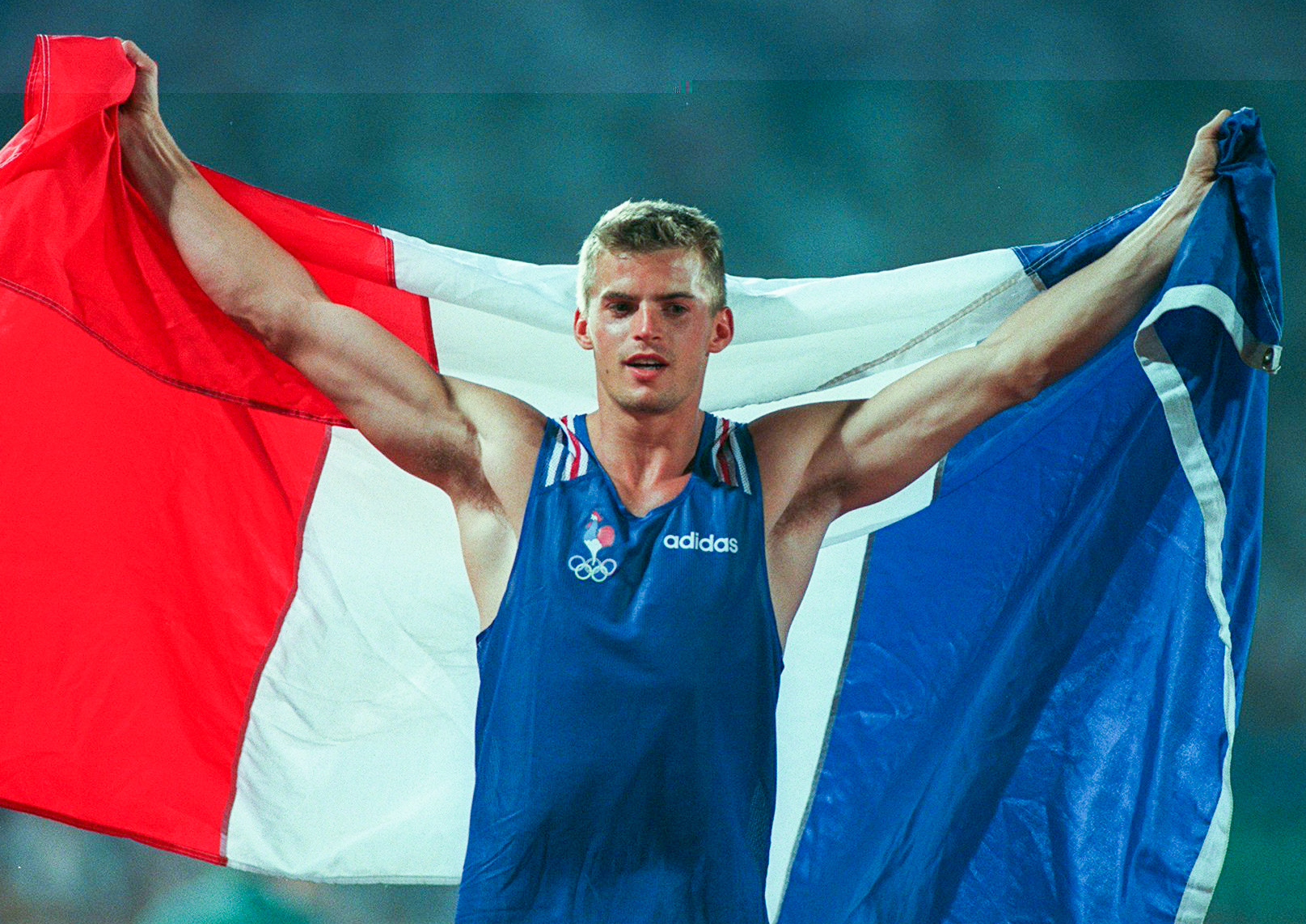 1996. Jean Galfione, les cheveux courts, lors de sa victoire aux Jeux olympiques d'Atlanta en saut à la perche. Icon Sport/Tony Marshall